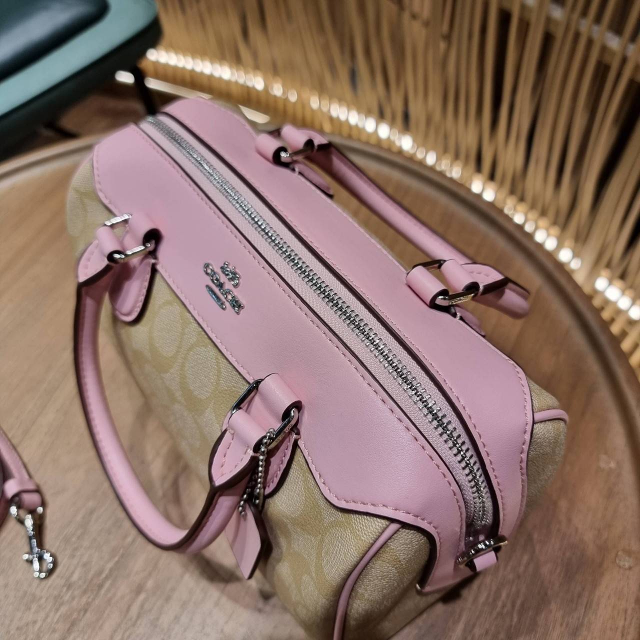 COACH F32203 MINI BENNETT SATCHEL IN SIGNATURE CANVAS กลับมาอีกครั้ง!! กับกระเป๋าทรงหมอนยอดฮิต 🥳 มีกี่สีก็ขายหมด วัสดุหนังแคนวาสเคลือบลาย ทรงสวยใช้งานได้ทุกโอกาส ภายในโล่งกว้างใส่ของได้เยอะ มีหูจับในตัว และสายสะพาย crossbody ปรับได้ตามตัว ใบนี้ไม่