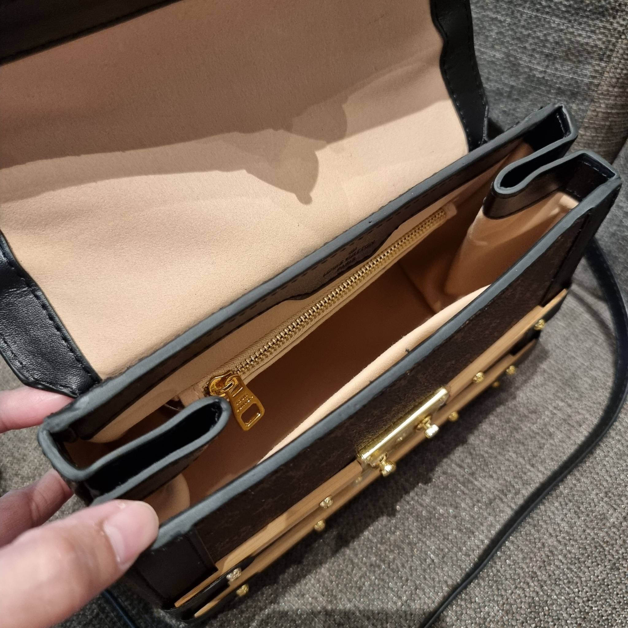 ใหม่ล่าสุดจาก LV monogram vintage box bag มาพร้อม box set สุดหรูรุ่นนี้ดีเทลยอดเยี่ยม เก็บรายละเอียดได้ดีและโดดเด่น ถือแล้วผู้ดีมาก!! วัสดุหนังแคนวาสสลับหนังแท้ เปิด-ปิดด้วยตัวบีบล็อค แน่นหนา ภายในโล่งกว้าง เลิศตรงที่เก็บทรง ขยายทรงด้านข้างได้ คอนโทรลด้วย