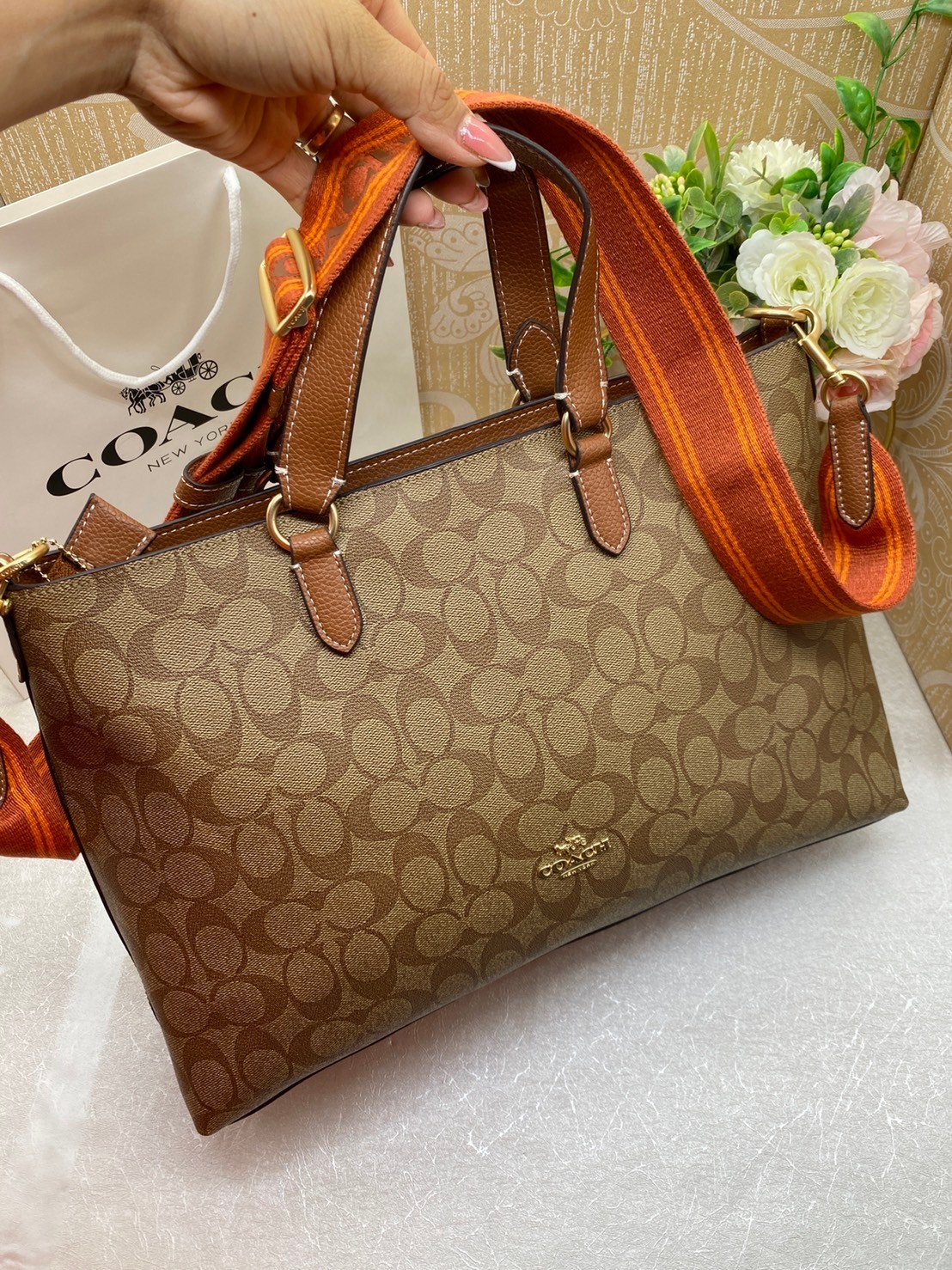 Coach Logan Carryall In Signature Canvas / COACH Tote In Signature Canvas Bag กระเป๋าทรงโท้ท พร้อมสายผ้าสปอร์ต ภายในโล่งกว้าง มีหูจับในตัวและสายครอสบอดี้ ปรับระดับได้ รับไอเท็มนี้ไปใช้ยังไงก็ไม่มีวันเบื่อจ้า เอาอยู่ทุกลุค ทุกวัน!!