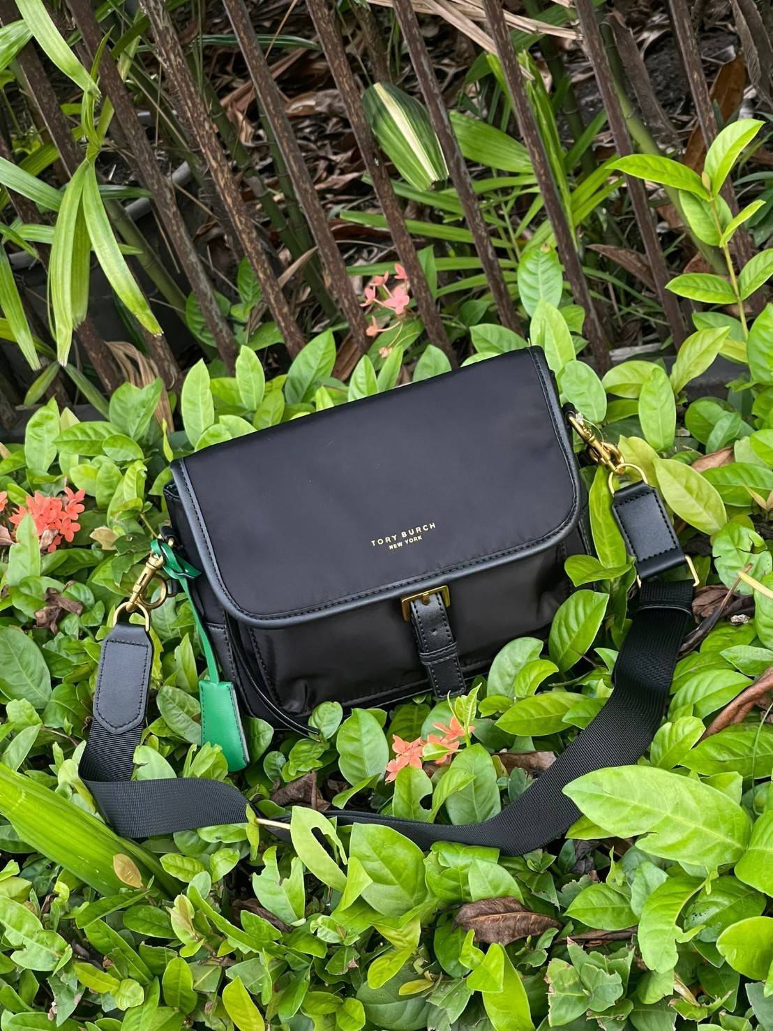 Tory Burch Perry Nylon Crossbody Woman’s HandBags กระเป๋าแบรนด์ดังจากนิวยอร์ค ที่เน้นฟังก์ชั่นกับการใช้ที่ง่ายแต่แฝงความหรูหรา มีสายสะพาย2เส้น ทั้งสายสั้นและสายยาวถอดแยกใช้งานได้ โดยจะใช้ได้ทั้งแบบทางการและกึ่งการทาง มีดีไซน์ที่เป็นเอกลักษณ์ ทันสมัย เป็นอ