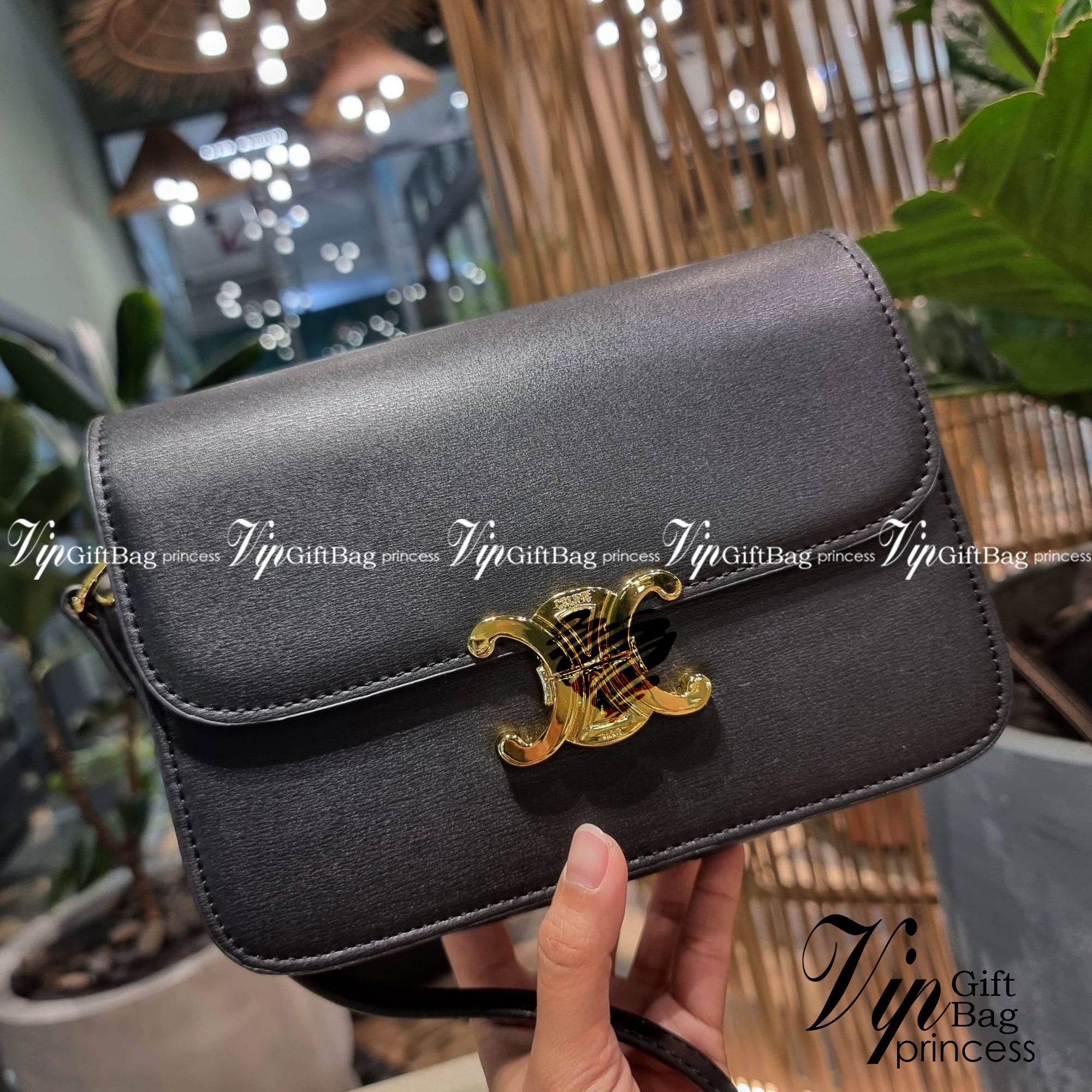 VIP 🥂 CELINE CLASSIQUE TRIOMPHE BAG IN SHINY CALFSKIN ไอเท็มสุดคลาสสิค ที่ขาดไม่ได้ กระเป๋าสะพายทรงสวยคลาสสิค แฝงความผู้ดี ที่ใช้ได้ทั้งชายหญิง วัสดุหนังแท้ เปิด-ปิดด้วยตัวกดล็อค สะดวกใช้มาก ภายในเป็นช่องโล่ง เก็บของได้เป็นสัดส่วน และยังมีช่องซิปใ