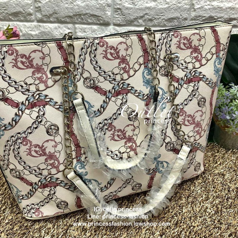 GUESS FACTORY WOMEN SAFFIANO TOTE BAG กระเป๋าถือ//สะพายไหล่ วัสดุหนังซาฟเฟียโน่ลายโซ่ทั้งใบ แลดูหรู ไม่ซ้าใครทีเดียว ด้านหน้ามีโลโก้แบรนด์ เปิดปิดกระเป๋าด้วยซิป ภายในกว้าง ใส่ A4ไปเรียน ไปทำงานได้ค่ะ มีช่องซิปและช่องเล็กให้ใส่ของจุกจิก สายหิ้วแบบโซ่ต่อหนั