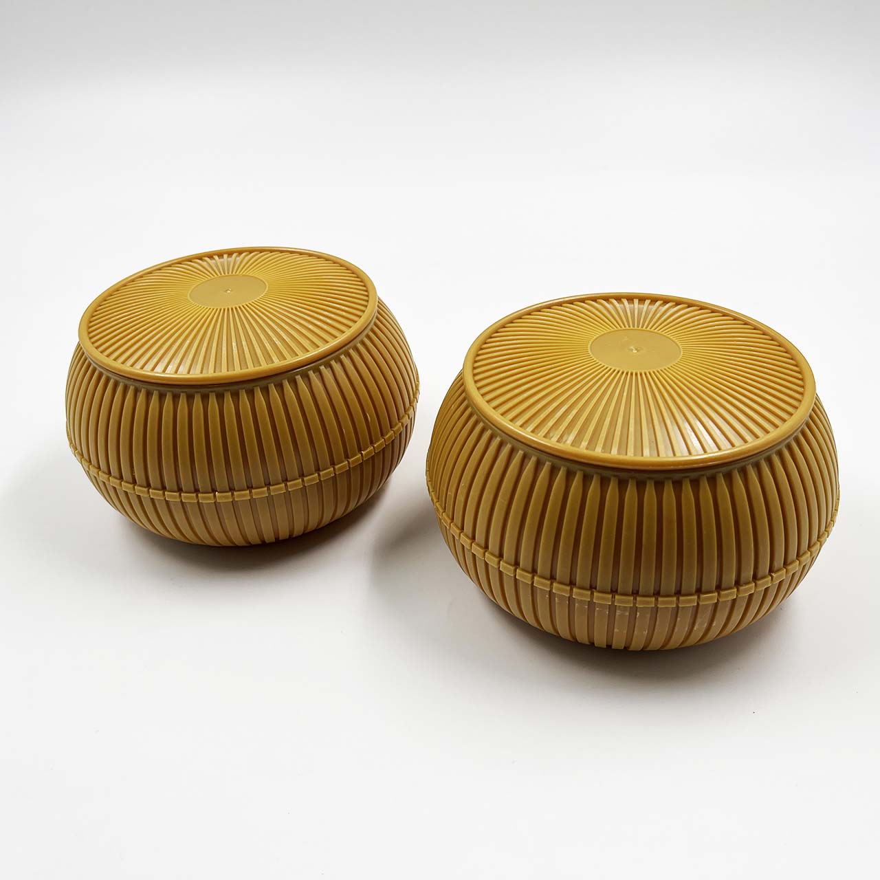 โถหมากล้อมพลาสติกฝาหมุนสีเหลือง