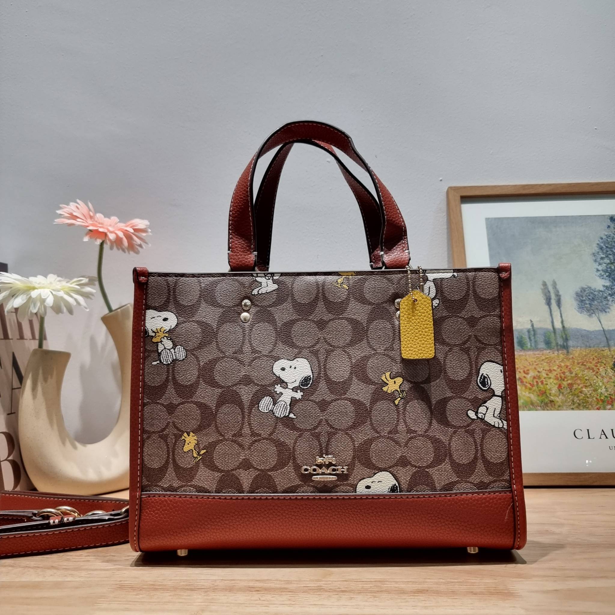 Coach X Peanuts Dempsey Carryall In Signature Canvas With Snoopy Woodstock Print CE862 คอลเลคชั่นใหม่ น่ารักเกินต้านไปมาก!! กับกระเป๋าทรงโท้ท ไซส์ใหญ่ ดีไซน์ลวดลายการ์ตูนยอดฮิต ที่ใครๆก็ต้องรู้จัก พิมพ์คมชัดลงบนหนังแคนวาส ตัดสลับด้วยหนัง pepble เพิ่มดีเทล