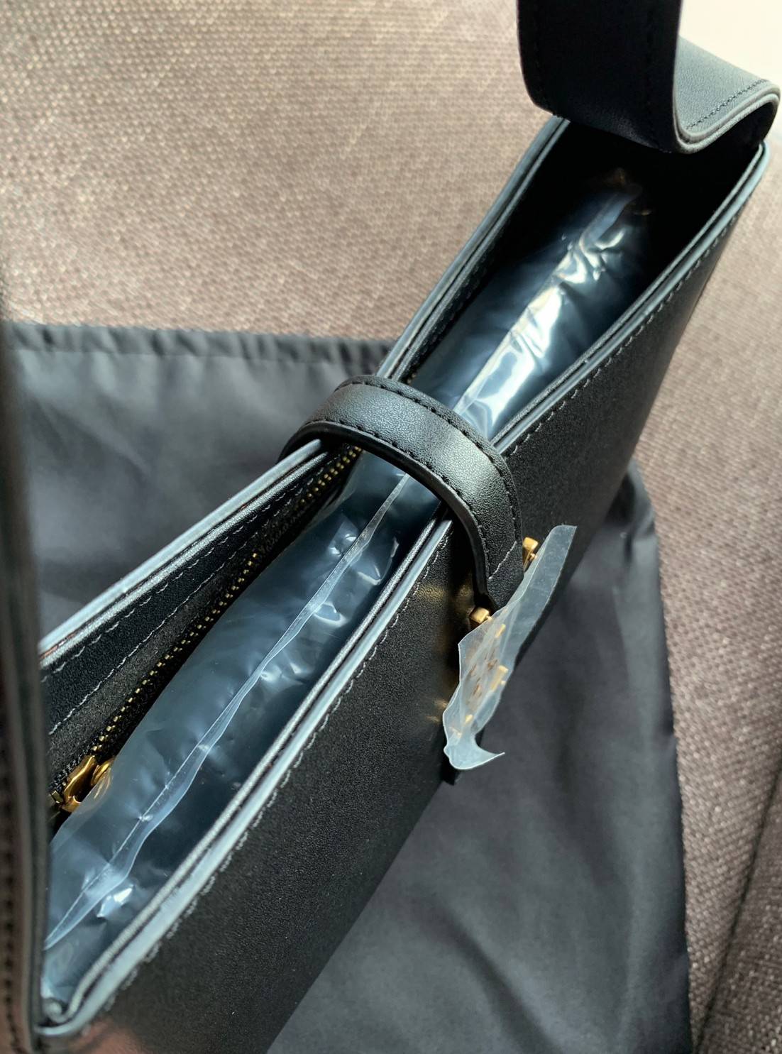 สวยสะกดทุกสายตา แรกเห็นก็หลงรักแล้วจ้าา VIP YSL Le 5 à 7 mini leather shoulder bag / YSL HOBO BAG กระเป๋าที่ดูหรู และคลาสสิคมากๆ ในตอนนี้ หนังแท้อย่างดี สัมผัสแล้วรู้สึกถึงความนิ่มของหนังเลยค่ะ