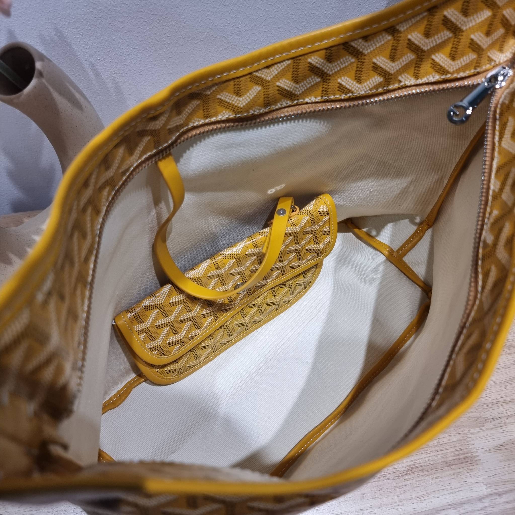 GOYARD BOHEME HOBO BAG / GOYARD HOBO กระเป๋าสะพายทรงโฮโบ ใบใหญ่จุใจ!! มาครบสีขายดี เลิศทุกสี รูปทรงคลาสสิค ดีไซน์เป็นเอกลักษณ์ วัสดุหนังแคนวาสพิมพ์ลายสวยคม ปากกระเป๋ามีซิปเปิด-ปิดกันของหล่นได้ ภายในโล่งกว้างมาก มาพร้อมสายคล้องในตัว ทนทาน สะพายสวยๆได้ทุกวั