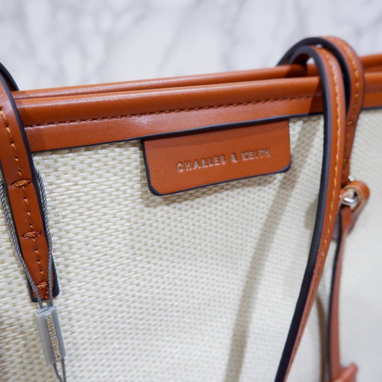 Charles & Keith Black Textured Tote Bag ฮอตฮิตตลอดกาลสำหรับรุ่นนี้ รุ่นยอดนิยม!! มากี่รอบกี่รอบก็ขายดี ใครไม่มีรุ่นนี้ติดตู้ไว้ถือว่าเชยมาก(!!) กระเป๋าสะพายทรง Shopping bag ใบใหญ่จุของได้ใจ น้ำหนักเบา โดดเด่นด้วย Textured วัสดุสานรอบใบ ตัดขอบหนัง สวยอยู่ท