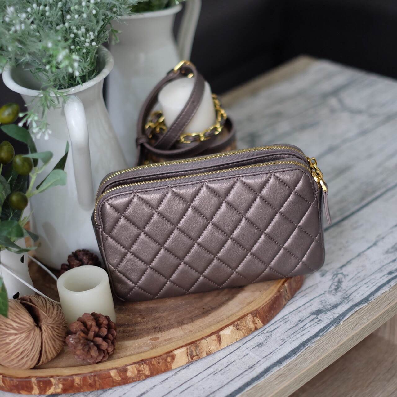 2 สี ขายดี พร้อมส่ง ค่า KEEP รุ่น Carla ทรงที่ขายดีที่สุดในตอนนี้ ใครกำลังตามหากระเป๋าใบเล็ก ช่องเก็บเยอะๆ แนะนำ ใบนี้เลยค่า New item KEEP ' Carla ' 2zipper bag กระเป๋าสะพายข้าง แบบช่อง 2 ซิป ใบเดียวจบ จุครบ All item ! จะแต่งตัวสไตล์ไหนก้อเอาอยู