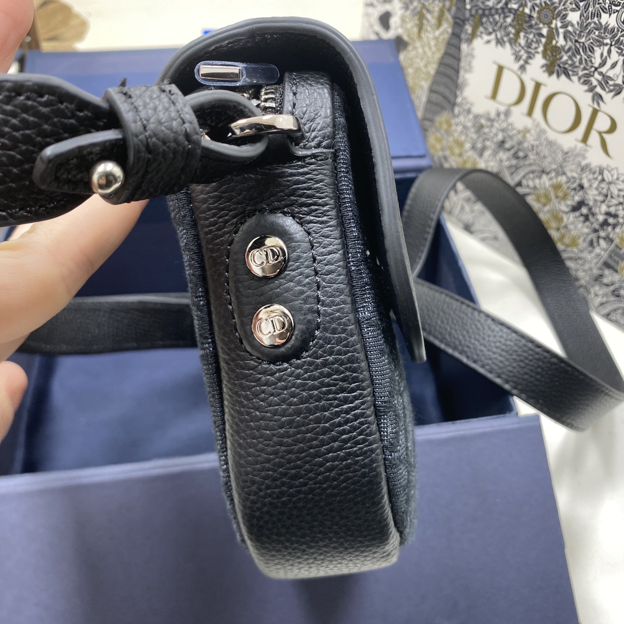 ORI หนังแท้ | DIOR Mini Saddle Bag กระเป๋าสะพาย คาดอก ผ้าแจ็กการ์ดลาย Oblique สีดำ นำเสนอมุมมองใหม่ให้กับดีไซน์ไอคอนิกด้วยรูปทรงที่ทันสมัย