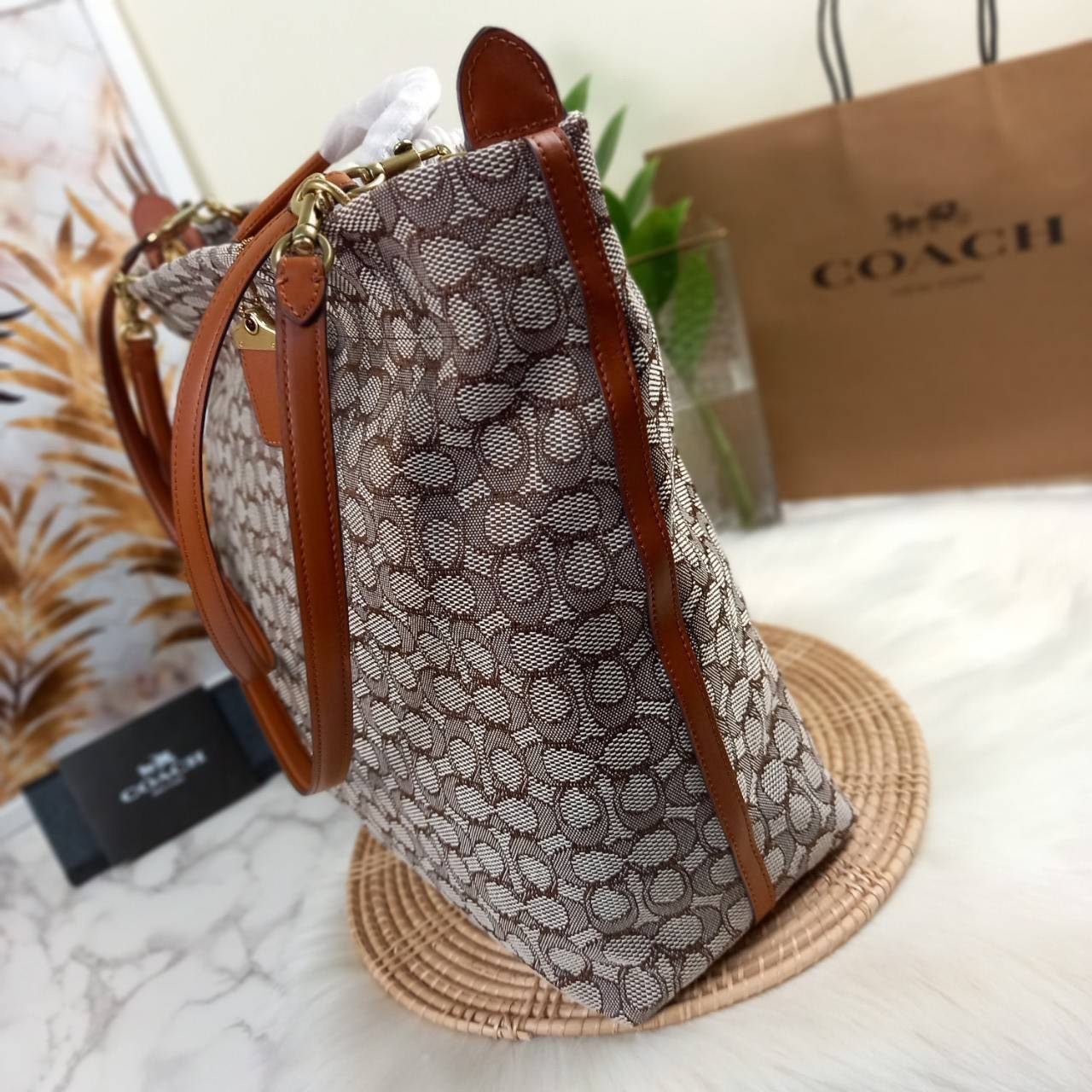 คอลเลคชั่นนี้ เด็ดมากๆ🌺😎//>>COACH ROGUE TOTE IN SIGNATURE TEXTILE JACQUARD(COACH C6161)🍁กระเป๋าทรงTOTE ใบใหญ่ จุของได้สะใจสุดๆ จะถือ หรือสะพายได้ตามดีไซน์การใช้งาน มีสายสะพายยาวให้ 2 เส้น แบบสะพายคู่//วัสดุ JACQUARD ตัดขอบหน้