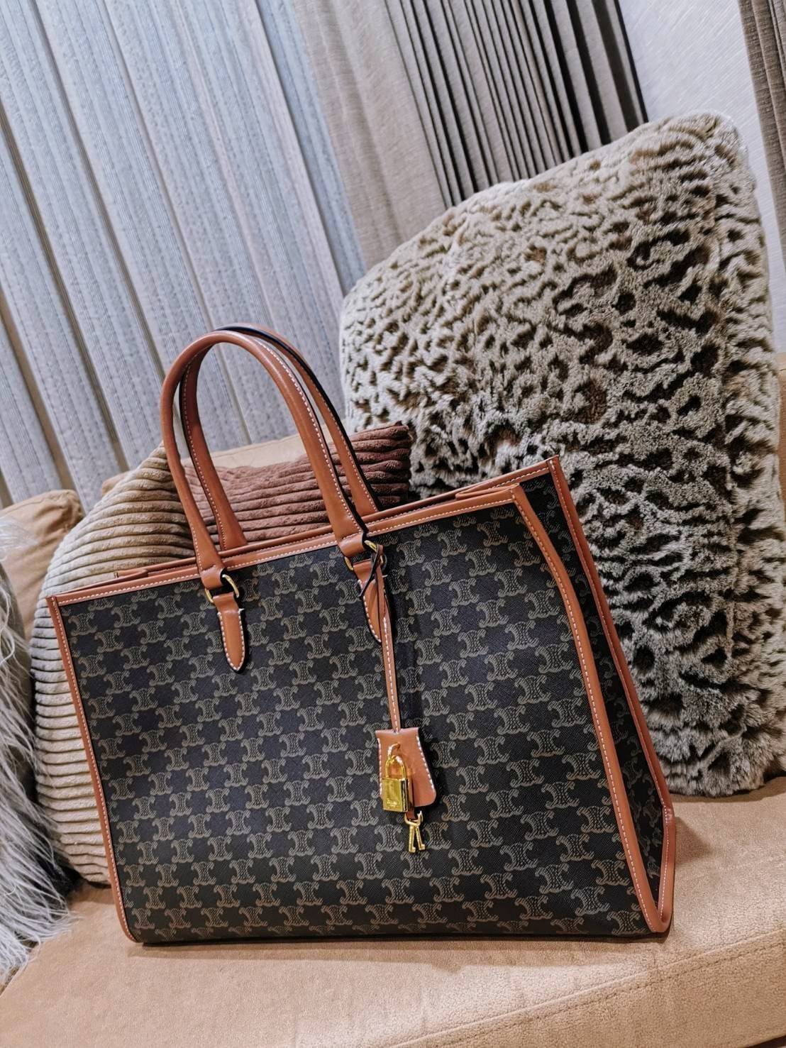 VIP 】CELINE LARGE TOTE BAG VIP GIFT WITH PURCHASE (GWP) กระเป๋าพรีเมี่ยมกิ๊ฟ Limited จาก CELINE HAUTE PARFUME DUTYFREE COUNTER วัสดุ TRIOMPHE CANVAS หนังแท้สวยอยู่ทรงดีไซน์หรูคลาสสิค มาพร้อมTAGสายหนังห้อยกุญแจทอง ภายในโล่งกว้างมีช่องซิป หัวซิปแบรนด์ สามาร