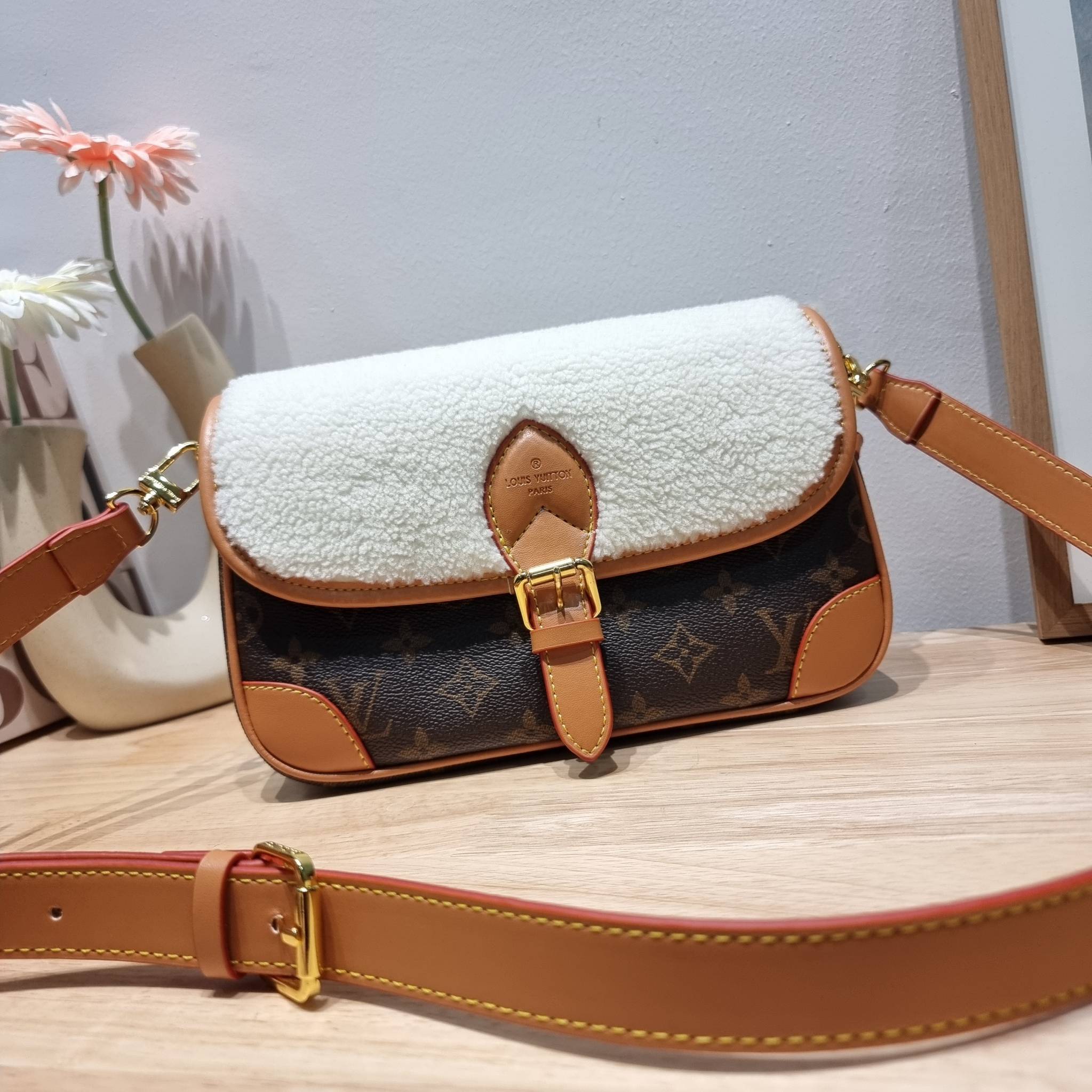 LV DIANE FLEECE BAG ใหม่กับรุ่นที่ทำมาจำนวนจำกัด ดีไซน์ต้อนรับอากาศเย็นๆช่วงส่งท้ายปี กับกระเป๋าสะพายทรงสวย ดีไซน์คลาสสิคซ่อนความหรู ด้วยการตกแต่งขนฟูนุ่ม วัสดุหนังแคนวาสตัดสลับหนังแท้ เปิด-ปิดกระเป๋าด้วยกระดุมแม่เหล็ก ภายในเป็นช่องโล่ง ใส่ของสำคัญได้ครบ