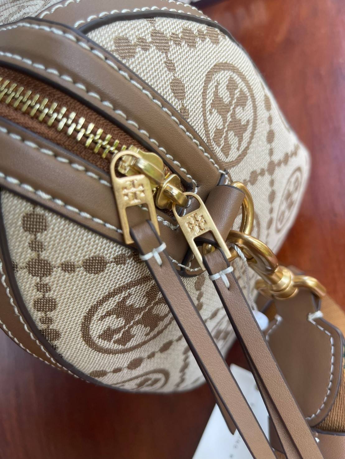 Large: Tory burch T Monograme Jacquaed Duffle เป็นทรงกระเป๋าที่มีความฮอตฮิตตลอดกาล ด้วยรูปทรงคลาสสิคและเหมาะใช้งานเข้ากับทุกสถานการณ์ ไม่ว่าจะเป็นกระเป๋าสะพายไหล่ เพิ่มความคล่องตัวและเข้าได้กับทุกลุค ไม่ว่าจะเป็นวันสบายๆ หรือวันที่ต้องออกไปทำกิจกรรมลุยๆ ห