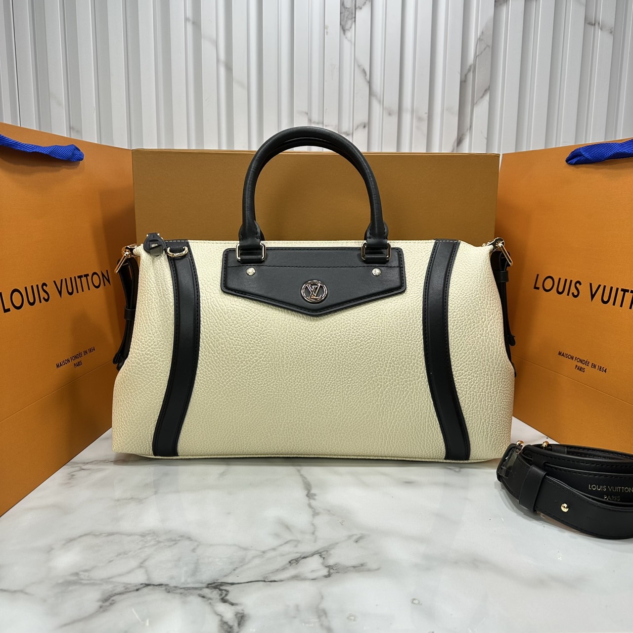 ORI หนังแท้ | LV Biker PM bag กระเป๋าสะพาย ใหม่ล่าสุดเปิดตัวโดดเด่นใน Spring -Summer 2025 ได้แรงบันดาลใจมาจากเสื้อแจ็คเก็ตไบเกอร์สุดไอคอนิก โทนสีคลาสสิกเหนือกาลเวลาไอเท็มหลักเปี่ยมสไตล์ประจำฤดูกาลนี้และในอนาคต