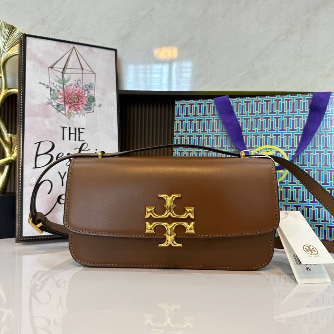 TORY BURCH ELEANOR SMALL LONG CONVERTIBLE SHOULDER กระเป๋าสะพายทรงยาว E/W Eleanor Convertible สูดหรู ดูแพง หนังแท้ เรียบสวยหรู โดดเด่นด้วยป้ายโลโก้สีทอง ลาย Double T อันเป็นเอกลักษณ์ ภายในช่องโล่งกว้างสามารถใส่โทรศัพท์ได้ทุกรุ่น สามารถใส่กระเป๋าสตางค์ใบยา