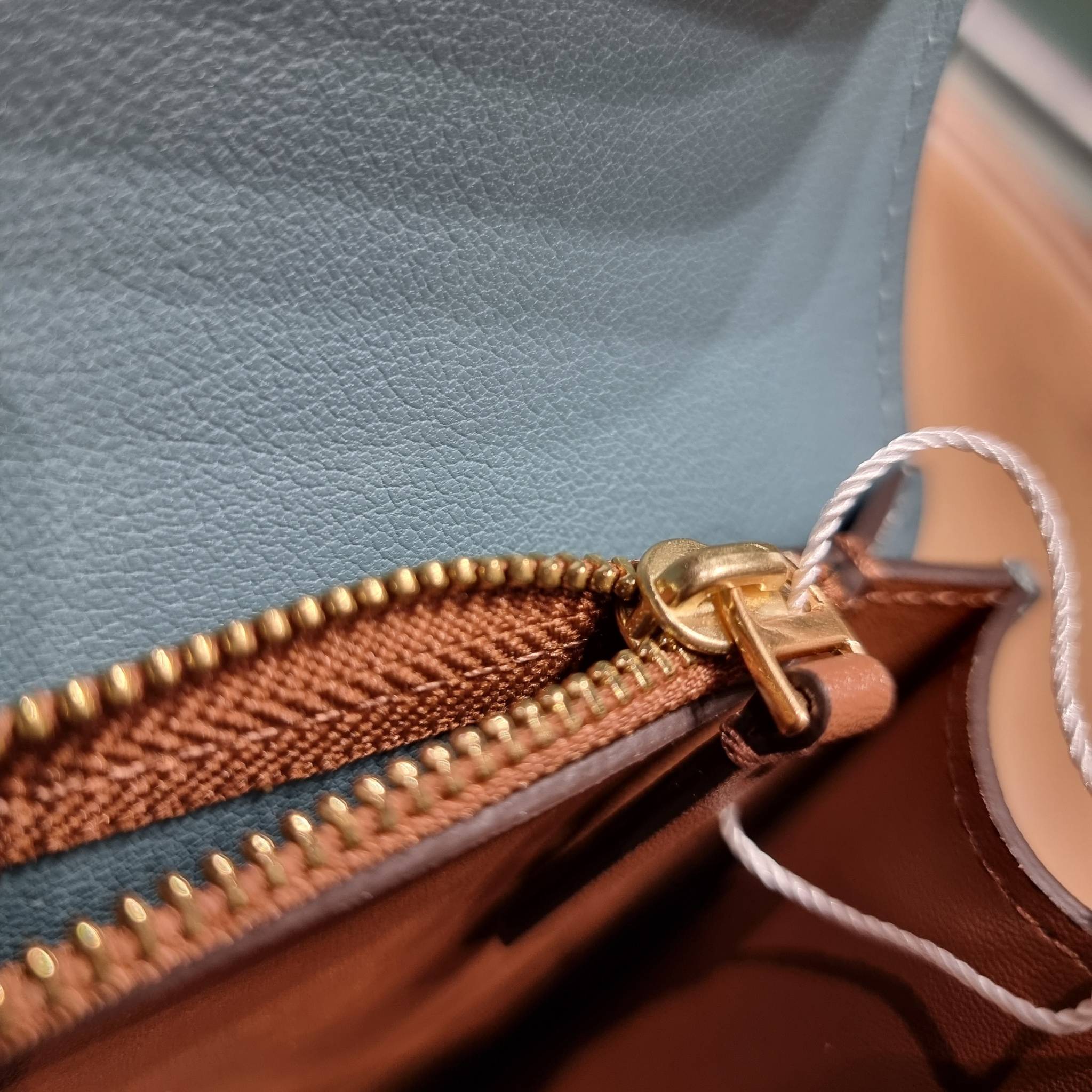 TORY BURCH ELEANOR TEXTURED SMALL CONVERTIBLE SHOULDER BAG สีใหม่!! ฮอตไอเท็ม รุ่นนี้ขายดีขายหมด สวยหรู คุณหนู ผู้ดี!! หายากมาก กระเป๋าสะพายข้าง ดีไซน์อยู่ทรง ขนาดกำลังสะดวกใช้สำหรับสาว วัสดุหนังแท้เต็มใบ ผิวมีเทกเจอร์ อัพเวลความหรู สีทูโทน เปิด-ปิดด้วยแถ