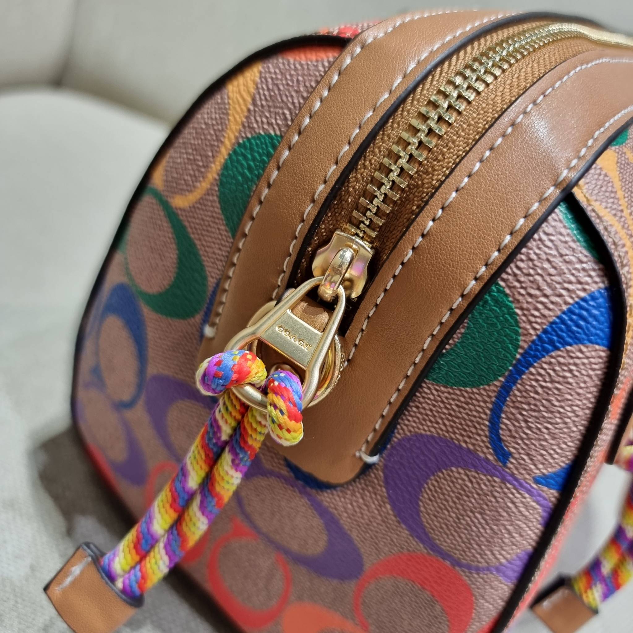 COACH C4396 ROWAN SATCHEL IN RAINBOW SIGNATURE CANVAS กระเป๋าทรงหมอนยอดฮิต คอลเลคชั่นที่สวยโดดเด่น ด้วยดีไซน์เรนโบว์ สดใส!! รูปทรงสวยงาม คลาสสิค และใช้งานได้อย่างกระฉับกระเฉง วัสดุหนังแคนวาสเคลือบลาย ทนทาน ภายในโล่งกว้าง มีช่องซิปและแบ่งสัดส่วนได้ลงตัว บอ