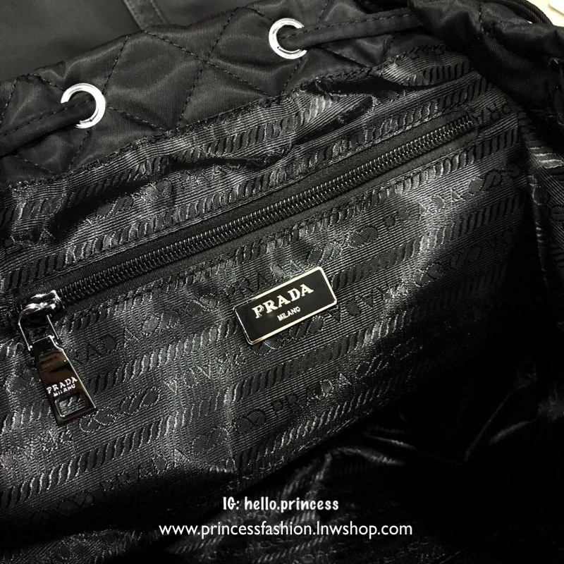 PRADA NYLON BACKPACK WITH POCKET กระเป๋าเป้ premiumbgift จากเคาน์เตอร์แบรน วัสดุ Nylon เนื้อหนา ลายตาราง คุณภาพดี ด้านหน้า มีโลโก้แบรนด์ อะไหล่เงิน มี Pocket หน้า 2 ช่อง หัวซิป และอะไหล่ปั๊มแบรนด์ พร้อมพวงกุญแจปอมสีดำ ถอดเเยกใช้ได้ค่ะ เปิดปิดด้วยฝาปิด Dra