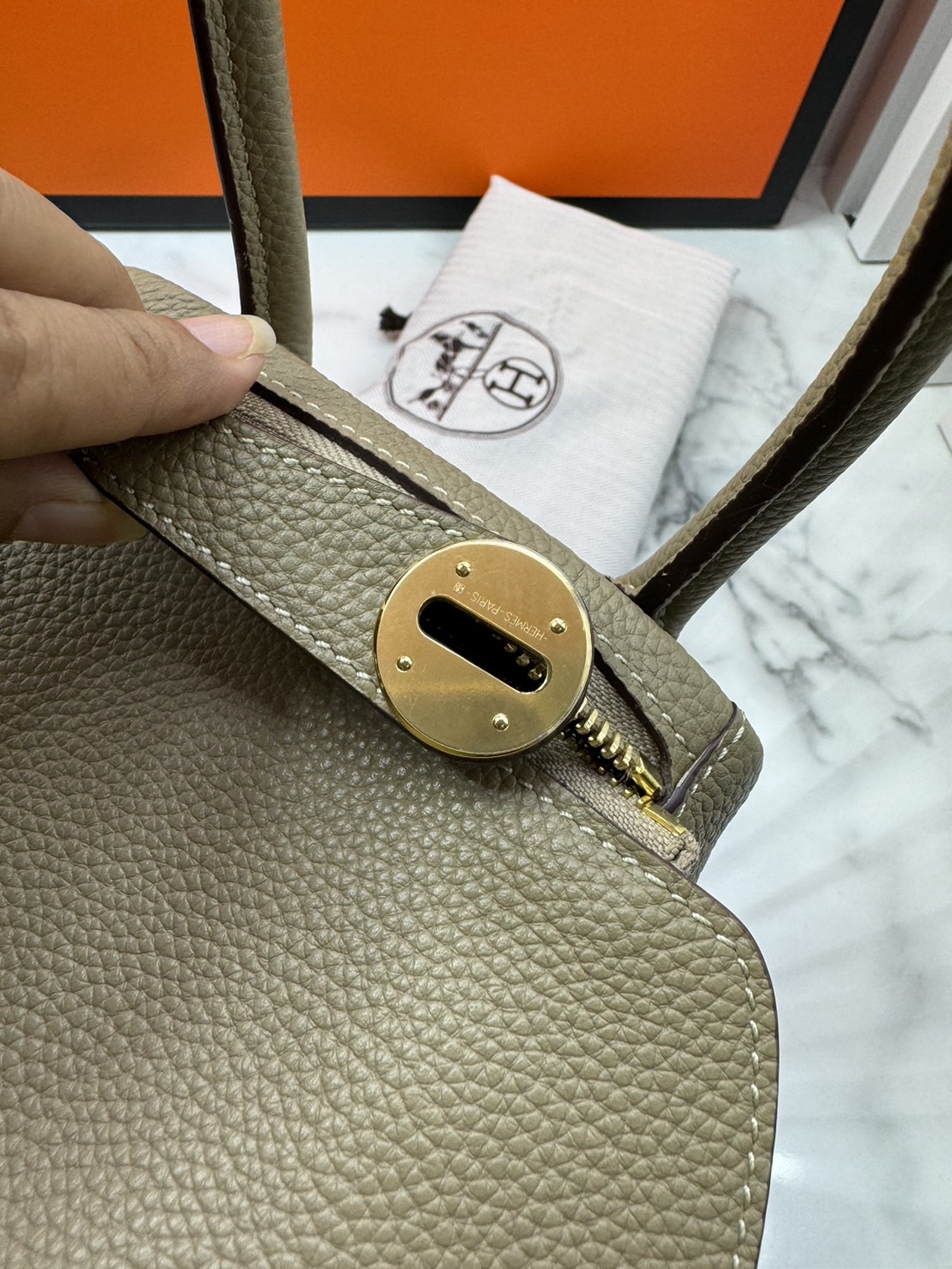 พร้อมส่ง 15 สี HERMES Lindy 26 bag กระเป๋าทรงโท้ทหนังสวยอย่างดี เอกลักษณ์ของความเรียบหรูไฮคลาสอย่างสมบูรณ์แบบ เกรดออริ สลับแท้ งานสวยตามรูป ใช้งานต่างประเทศได้