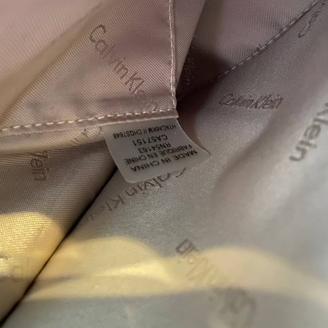 CALVIN KLEIN JEANS crossbody bag กระเป๋าถือหรือสะพาย ลายซิกเนเจอร์แบรนด์ทั้งใบ เปิด-ปิดกระเป๋าด้วยกระดุมแม่เหล็ก ด้านในแบ่งเป็น 2 ช่องหลัก และมีช่องเล็กใส่ของจุกจิก ซับในลายแบรนด์อย่างดี มาพร้อมสายสะพายยาวปรับระดับได้ฟรีไซต์ สามารถใช้ได้หลากหลายโอกาสค่ะ