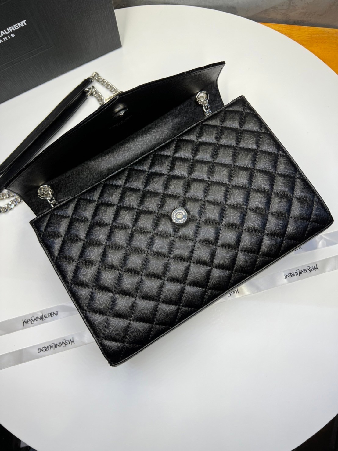 หนังแท้ YSL Saint Laurent Large Cassandra quilted shoulder bag กระเป๋าสะพายใบใหญ่ ดีไซน์ทรงสวยหรู ตอบโจทย์ได้ทุกสไตล์ ภาพสินค้าถ่ายจากงานขายจริง ใช้งานต่างประเทศได้