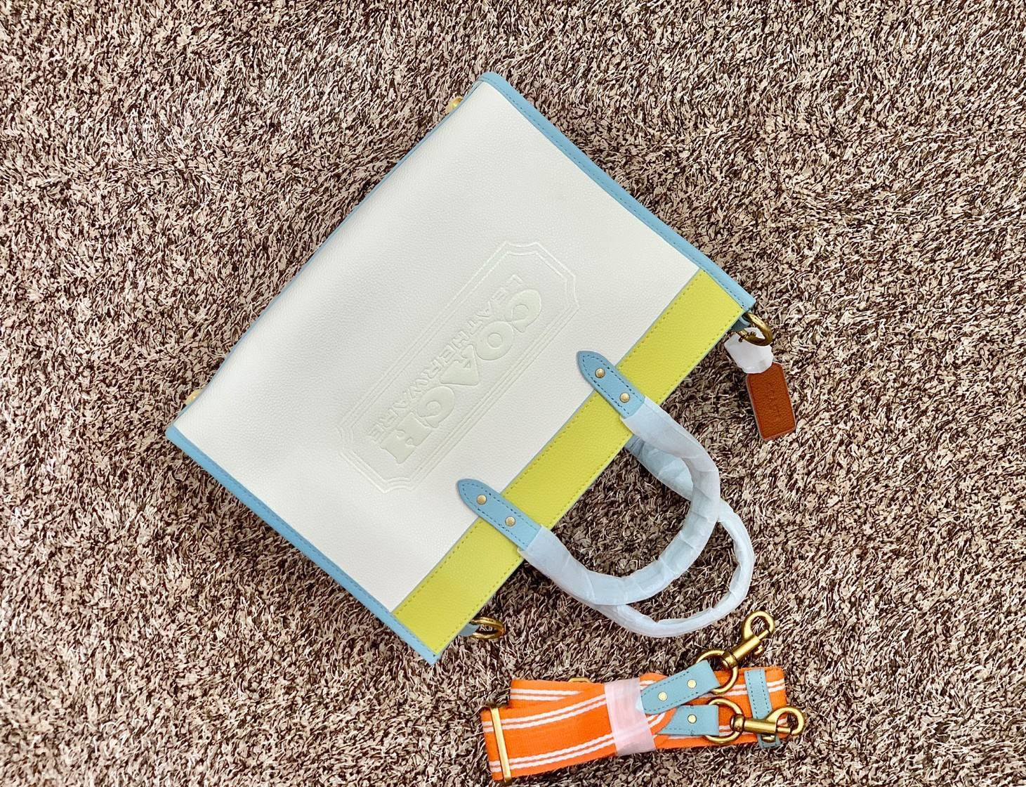 COACH FIELD TOTE 30 IN COLORBLOCK WITH COACH BADGE ((C0777)) พร้อมส่งอีกครั้ง! ไม่มีสักใบยังไงไหว สีคือผู้ดี แจ่มใส ละมุนตา ไม่ฉูดฉาด แถมคุณภาพเต็ม100 เหมือนเดิมเลยค่ะ! กระเป๋าทรงTote ใบใหญ่ หนังแท้อย่างดี ลายหนังสวยมากๆ หลงรักแน่นอน คอนเฟิร์มค่าา! สีที่ใ