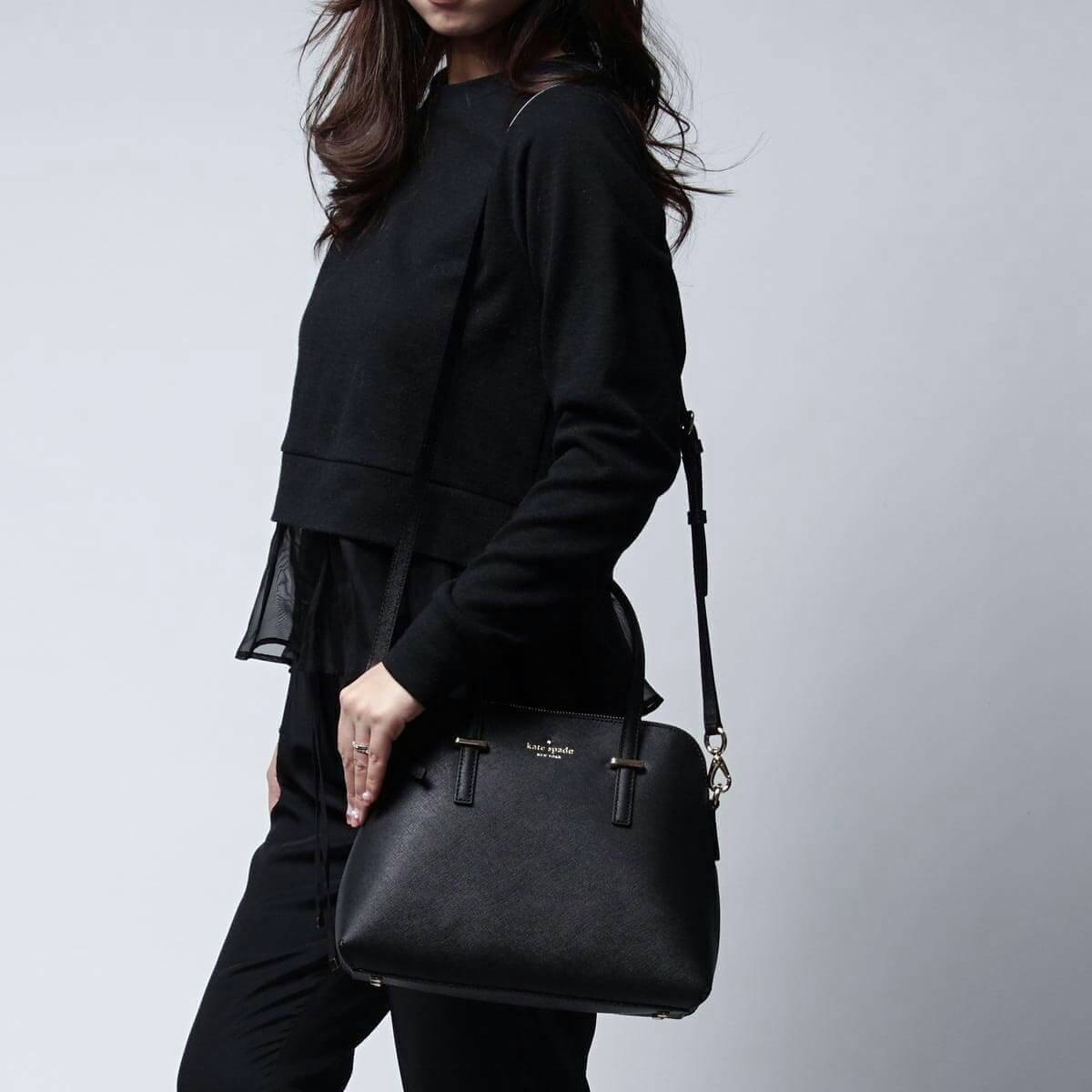 New in !!!! Kate spade new york Bagกลับมาอีกรอบกับรุ่นขายดีค่ะ!!! กระเป๋าถือหรือสะพายข้างทรงฮิต ลายหนังซาฟเฟียโน่สวย ด้านหน้าปั้มโลโก้แบรนด์ เปิดปิดกระเป๋าแบบซิปด้านในโล่งกว้างใส่ของได้จุนะค่ะรุ่นนี้ ภายในกระเป๋ามีช่องซิปและช่องเล้กให้ใส่ของจุกจิกค่ะ. ด้า