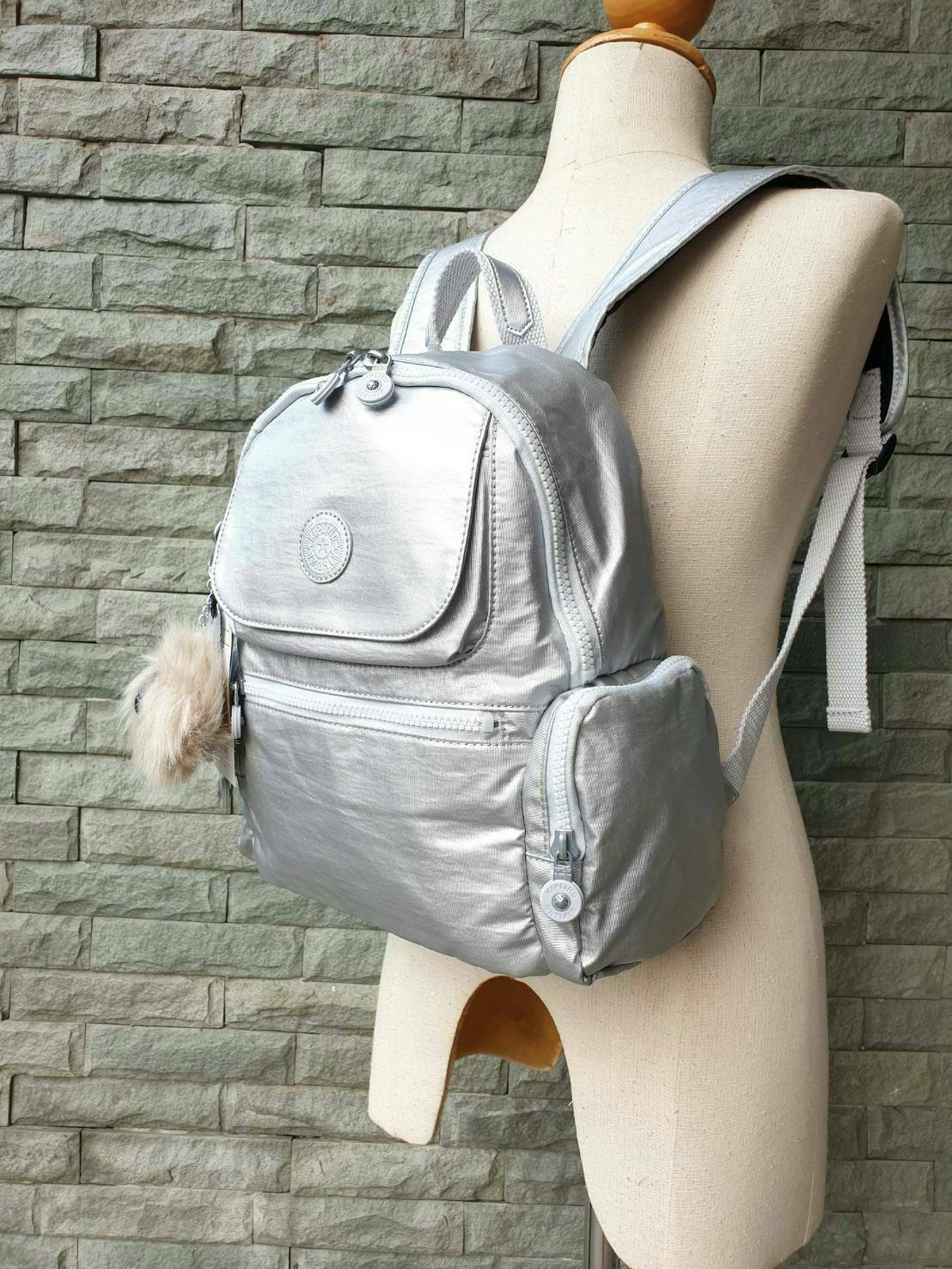 Kipling Matta Small Metallic Backpack รุ่น KI1490 คอลเลคชั่นใหม่ชนช้อป!!กระเป๋าเป้ขนาดกำลังดี วัสดุไนล่อนเคลือบกันน้ำ มีน้ำหนักเบา มีช่องเก็บของหลายช่อง แบ่งเป็นช่องด้านหน้า 2 ช่องและด้านข้างอีก 2 ช่อง ช่องใหญ่ปิดเปิดด้วยซิปคู่ภายในมีช่องซิป ช่องใส่ของจุก