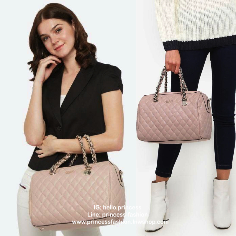 GUESS WOMEN’S BOWLING BAG กระเป๋าสะพายทรง Bowling รุ่นใหม่ล่าสุดจาก GUESS FACTORY หนังนิ่มลายตารางสวยอยู่ทรงใบใหญ่กำลังดี ด้านหน้าประดับโลโก้หูหิ้วโซ่ร้อยหนังสะพายไหล่ได้เเข็งแรงรับน้ำหนักได้เยอะ เปิดปิดด้วยซิปสะดวกใช้ มีหมุดรองฐานกันรอย ภายในมีช่องซิปและ