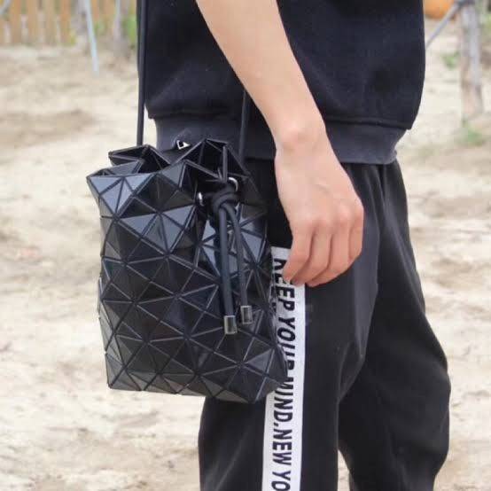 Baobao Issey Miyake Wring Small Bag กระเป๋าสะพายครอสบอดี้พร้อมสายรูดเปิดปิด สามารถปรับความยาวของสายได้ตามสไตล์ความชื่นชอบ ด้วยดีไซน์ทรงน่ารัก เหมาะสำหรับให้สาวๆหยิบใช้ในวันสบายๆ แต่เต็มเปี่ยมไปด้วยความคล่องแคล่ว ไฮไลต์ของซีซั่นนี้คือกระเป๋าที่มาพร้อมกับเช