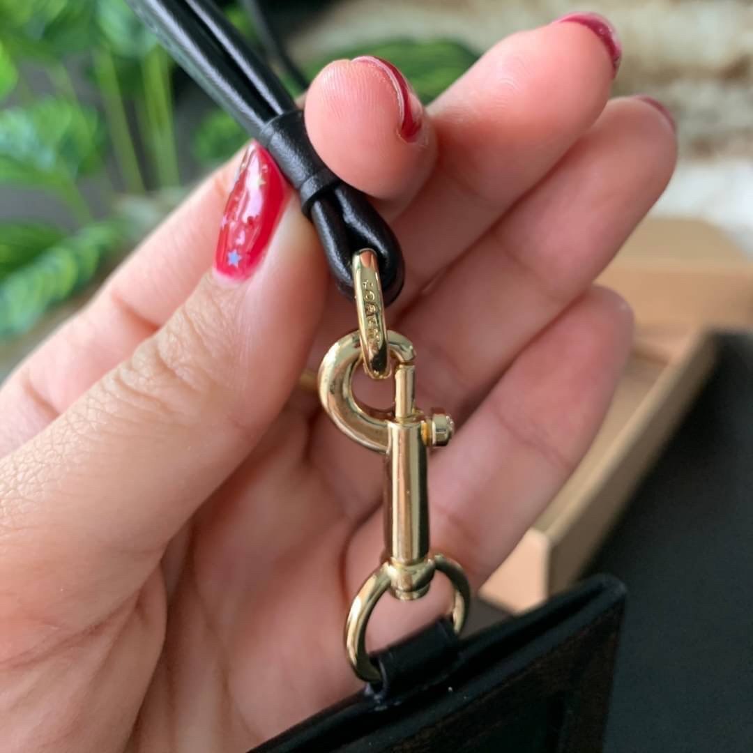 COACH F63274 ID LANYARD IN SIGNATURE COATED CANVAS กระเป๋าใส่บัตรคล้องคอ ลาย C ทั้งใบ ด้านหน้าตกแต่งชื่อแบรนด์ สวยมากกก ใส่บัตรพนักงาน และบัตรต่างๆ มาพร้อมสายคล้องคอ สายถอดออกได้ ตัวกระเป๋ามี 3 ช่องค่ะ