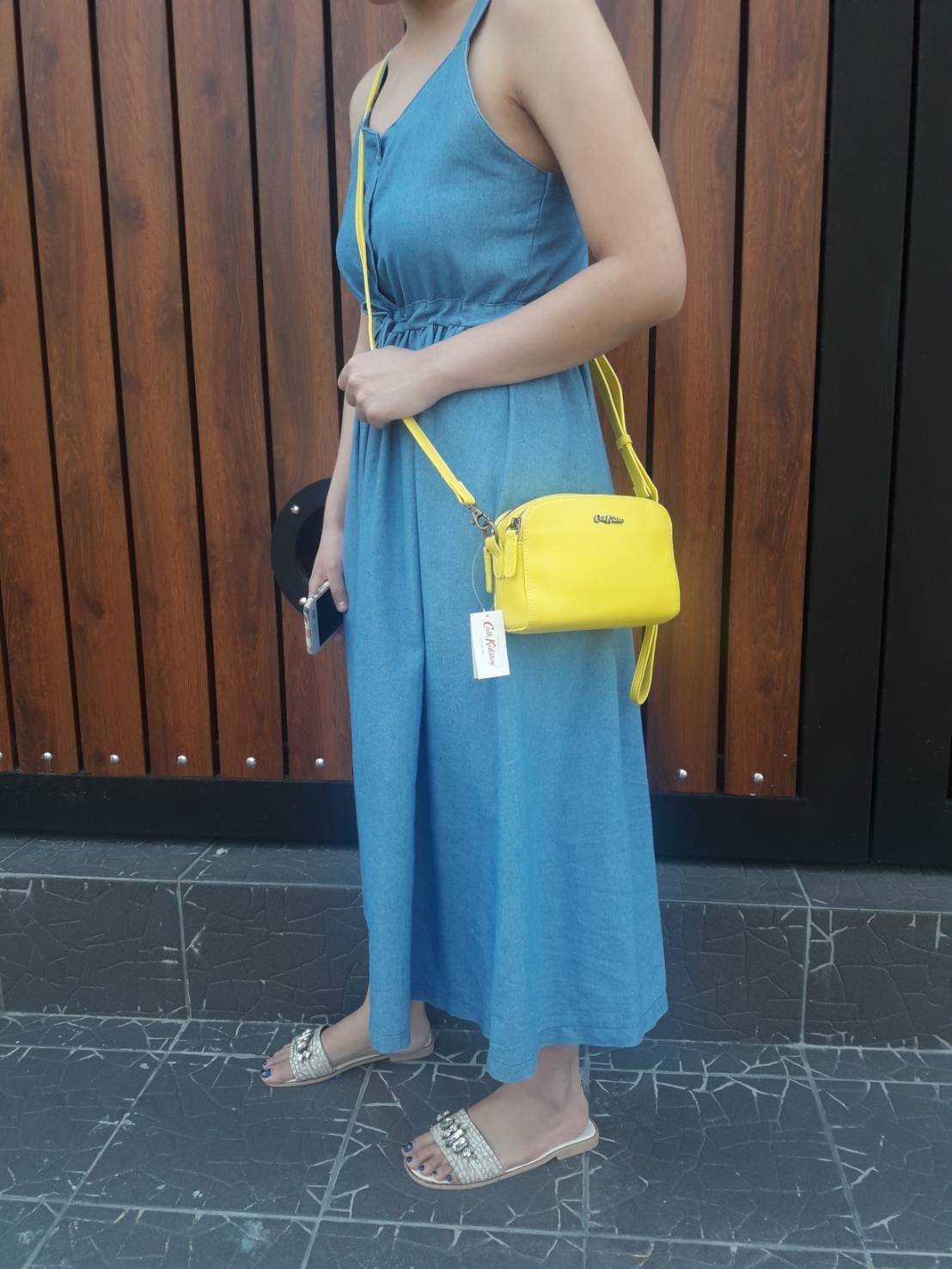 CATH KIDSTON MINI LEATHER DOUBLE ZIP BAG Restock !!รุ่นขายดีอีกรุ่น วัสดุหนัง pu เป็นกระเป๋าคล้องมือหรือสะพาย Cross Body หนังเรียบอยู่ทรงสวยขนาดมินิน่ารักกำลังน่ารัก เปิดปิดด้วยซิป 2 ช่อง หัวซิปหนังแท้ปั้มโลโก้ ด้านหน้าประดับอะไหล่โลโก้แบรนด์ ภายใน Cotton