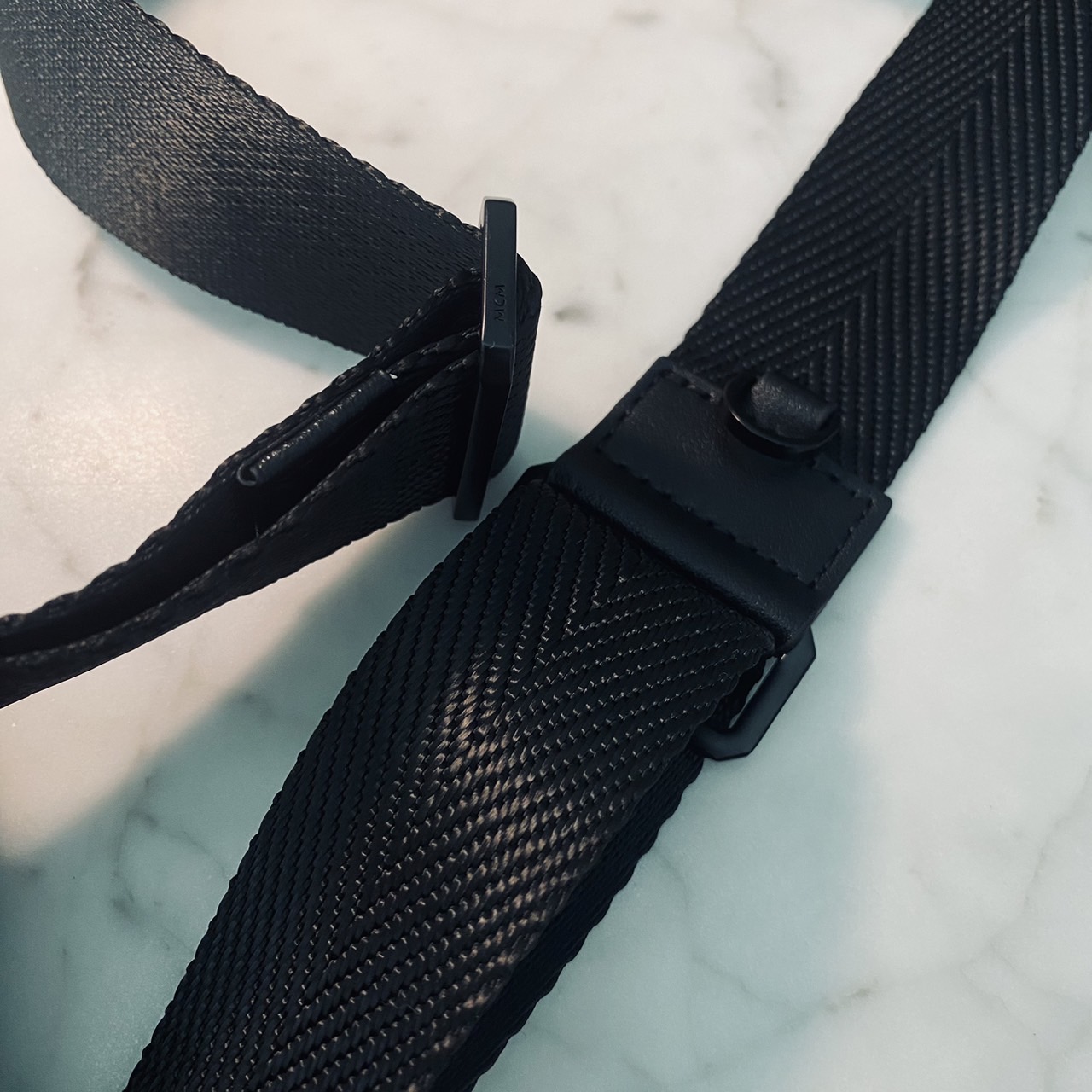 M.C.M Small Aren N/S Crossbody in Visetos Cognac คอลใหม่เอาใจหนุ่มๆ สั่งก่อนหล่อก่อนน้าา!! กับกระเป๋าสะพายข้างสุดชิค ที่ดูดีมีเสน่ห์มากๆ เห็นแล้วก็ต้องหลงแน่นอน