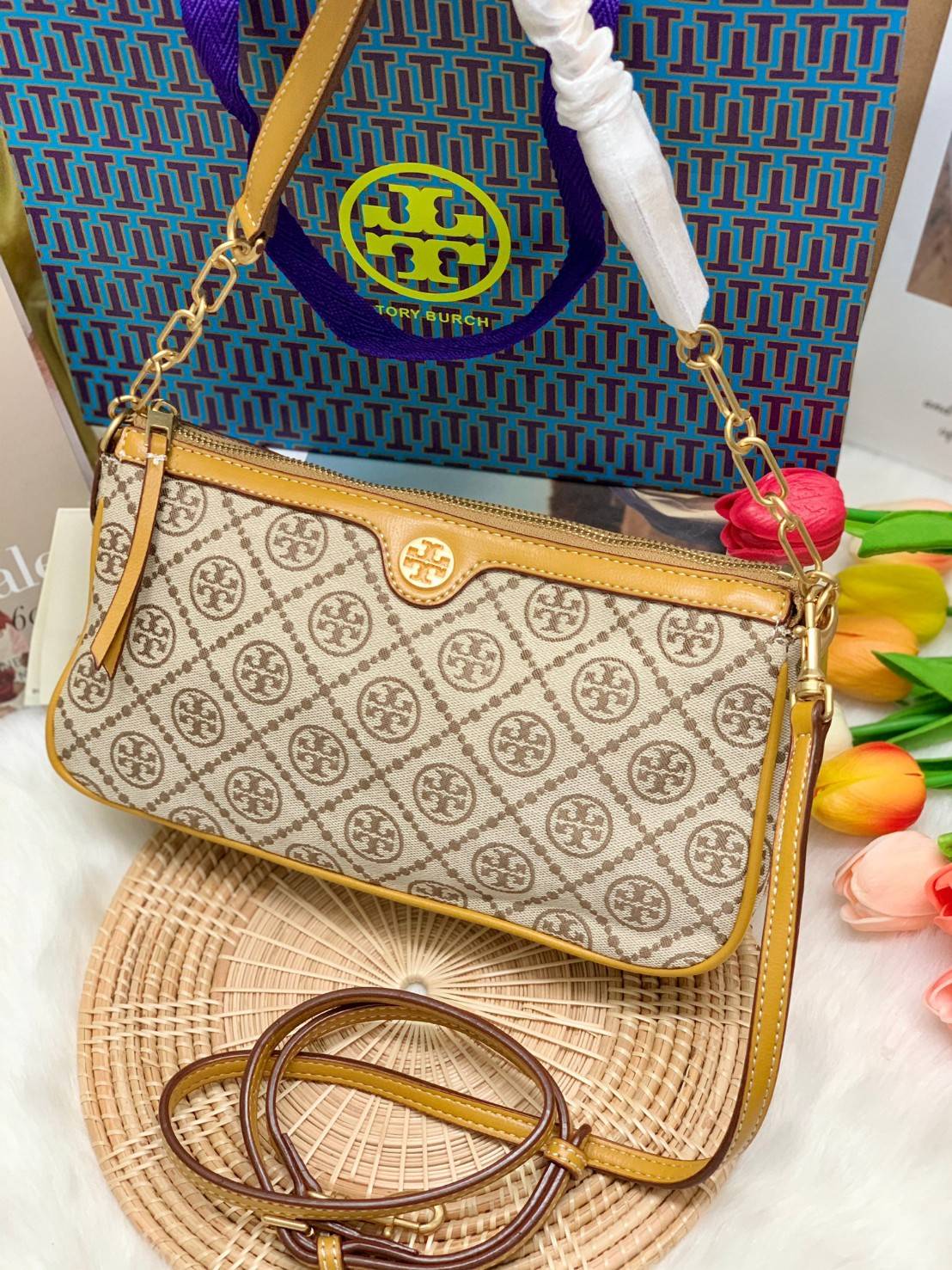 TORY BURCH T MONOGRAM JACQUARD SHOULDER BAG มาพร้อมค่ะ! กระเป๋าหิ้ว//สะพายไหล่//สะพายข้างได้ เปลี่ยนลุคดูไม่จำเจค่ะ วัสดุ jacquardทอบายแบรนด์+ตัดขอบหนังแท้ ได้ลุคลาสสิคบวกกับความทันสมัยได้อย่างลงตัวทีเดียวค่ะ เปิดปิดกระเป๋าด้วยซิป ภายในกว้างใส่ของสำคัญได้