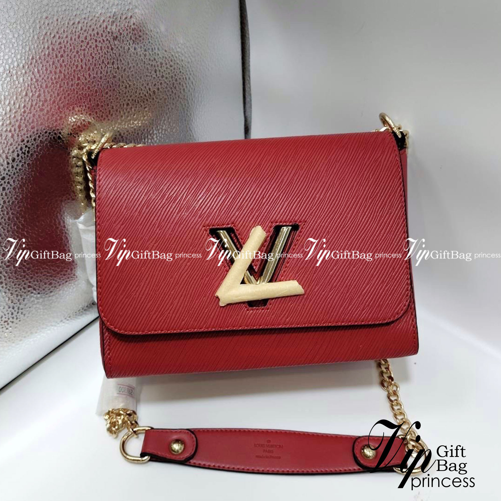 LV Twist MM Epi Leather Handbags หนัง Epi ลายเกรน ตัวล็อก LV Twist สีทองไอคอนิกช่วยเติมเต็มความสมบูรณ์แบบให้กับกระเป๋าได้อย่างลงตัว เหมาะสำหรับการใช้งานเป็น everyday bag หรือถือออกงานก็สวยเลยค่ะ
