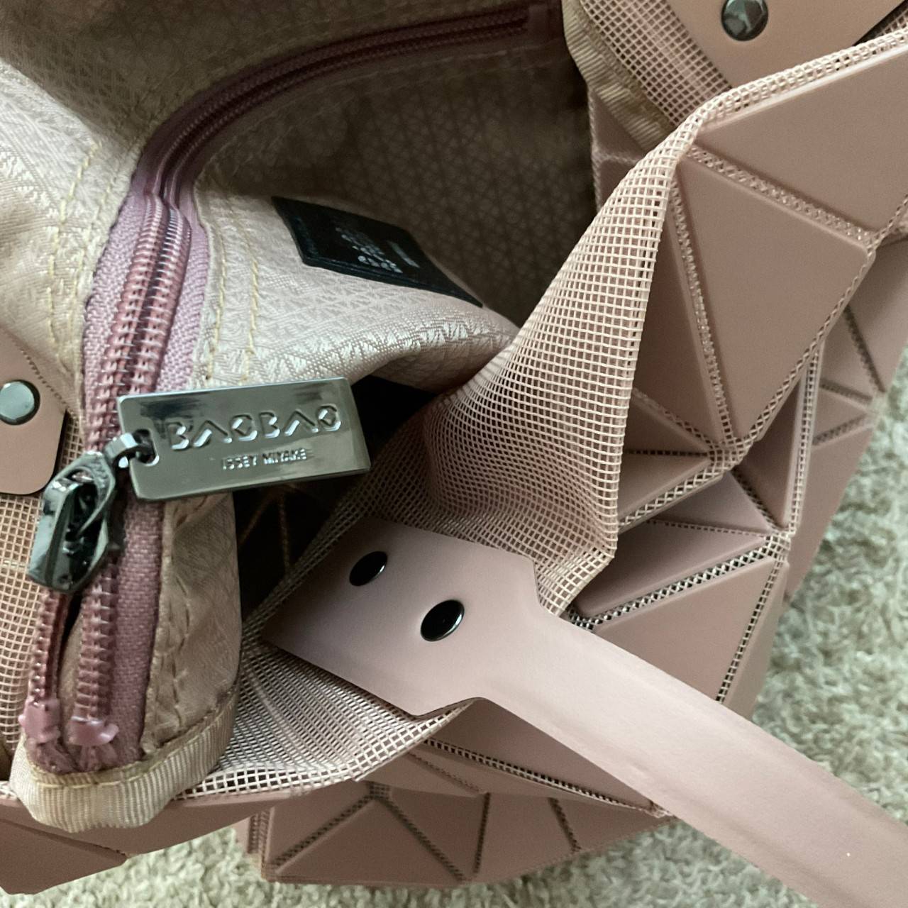 BAO BAO ISSEY MIYAKE LUCENT ONE-TONE กระเป๋าสะพายไหล่ ทรงโท้ท ใบใหญ่สวยมาก ปรับได้หลายทรงตามเอกลักษณ์เฉพาะของแบรนด์นี้ วัสดุ 100% POLYESTER PARTLY: SYMYHETIC LEATHER ด้านในใส่ของได้เยอะมาก ใส่ไอแพด สมุดโน้ตได้สบายเลย วัยทำงานหรือวัยนักศึกษา อย่างน้อยต้องม