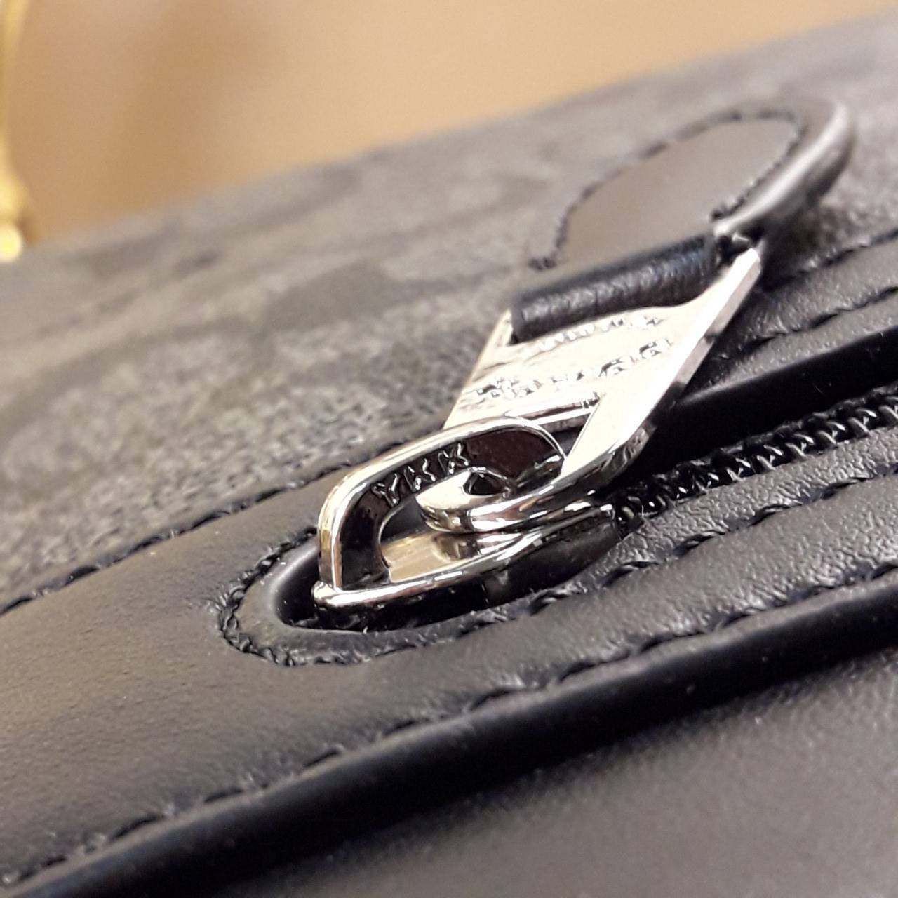 COACH CHARLES SMALL MESSENGER IN SIGNATURE (F54771)🌲ทั้งหล่อ ทั้งเท่มากๆขนาดนี้ ไม่ควรพลาด !! //สะพายข้างใบใหญ่ Unisex ใช้ได้ทั้งชายและหญิง // วัสดุแคนวาส ผสมหนังแท้อย่างดี อยู่ทรงสวย คุณภาพสุดๆ ฝาเปิดกระเป๋า ล็อคด้วยตัวล็อคแม่เหล็ก แน่นหนามากๆ ช่