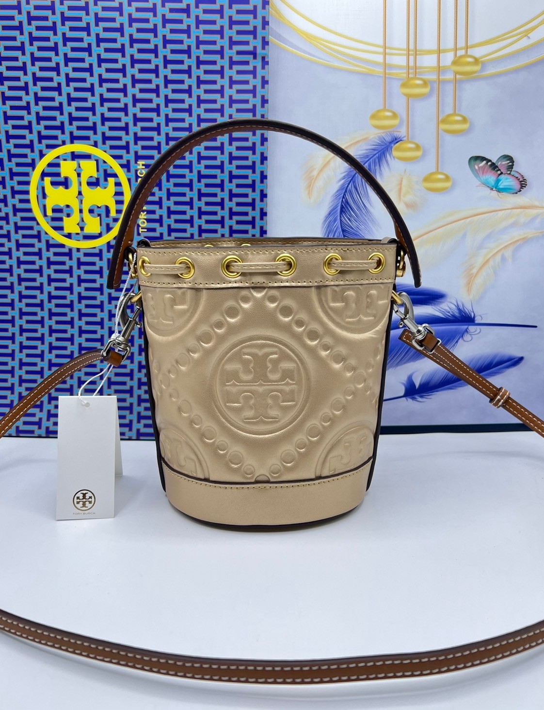 6 สี Tory Burch Puffy Mini / Tory burch T Monogram Puffy Patent Mini Bucket Bag / Tory Bucket Bag กระเป๋าบัคเกต size เล็ก โดดเด่นด้วยโลโก้ตัวนูนปั๊มด้านหน้า