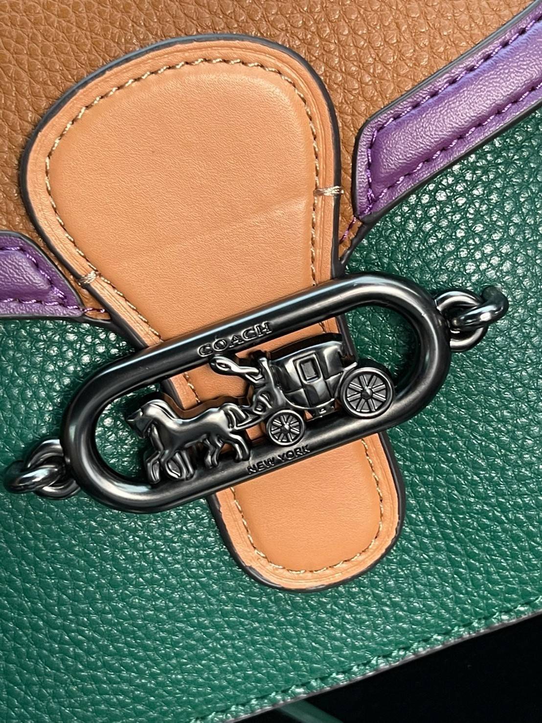 COACH JADE SADDLE BAG 91084 จุดเด่นคือ การออกแบบให้กระเป๋าเป็นรูปทรงที่โค้งมนตามสไตล์โฮโบ (Hobo Style) ผสมผสานกับความสวยงามของโลโก้ด้านหน้าอันเป็นเอกลักษณ์ สายสะพายข้างที่สามารถปรับระดับได้ สวยสะดุดตา ดูแลง่าย นอกจากนี้ คุณยังสามารถนำไป Mix & Match กับการ