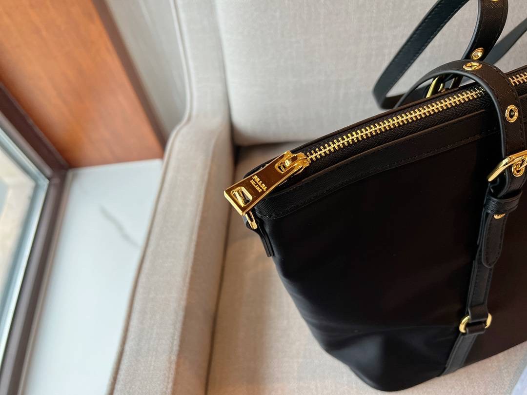 PRADA SHOPPING BAG / PRADA TOTE BAG รุ่นยอดฮิต !!! ปังปุริเย่ 🎉กระเป๋าใบใหญ่ทรงโท้ทหรู เป็นผ้าไนล่อน ตกแต่งรอบใบได้ สวยมาก