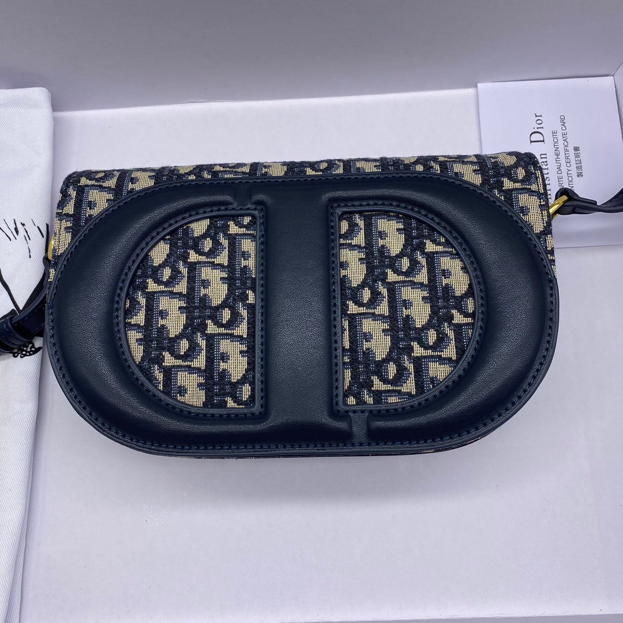 DIOR CD Signature Bag with Strap / CD OVAL CAMERA BAG / Dior Camera Bag ดีไซส์ใหม่ล่าสุด บ่งบอกถึงความหรู แต่ใช้งานได้โอกาส ใช้ได้ทั้งชายหญิง กระเป๋าสะพายทรงกล้อง ขนาดกะทัดรัด ไซส์สะพายคล่องตัว สีผู้ดีมากๆ