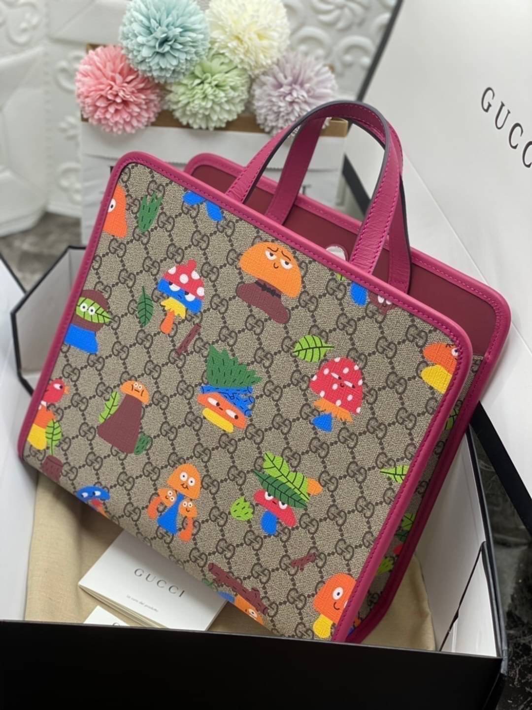 Ori GUCCI Children's tote bag GG kids ที่สุดของความน่ารัก ลิมิเต็ดแบบไม่มีเอาท์ สาวๆสายหวานไม่ควรพลาดด้วยประการทั้งปวงเลยค่าา หนังแท้เกรดดีที่สุด พิมพ์ลายแบรนด์รอบใบเทคเจอร์สวยอยู่ทรง ภายในมีโลโก้กว้างและจุสุดๆใส่สัมภาระได้เยอะ ภาพถ่ายจ