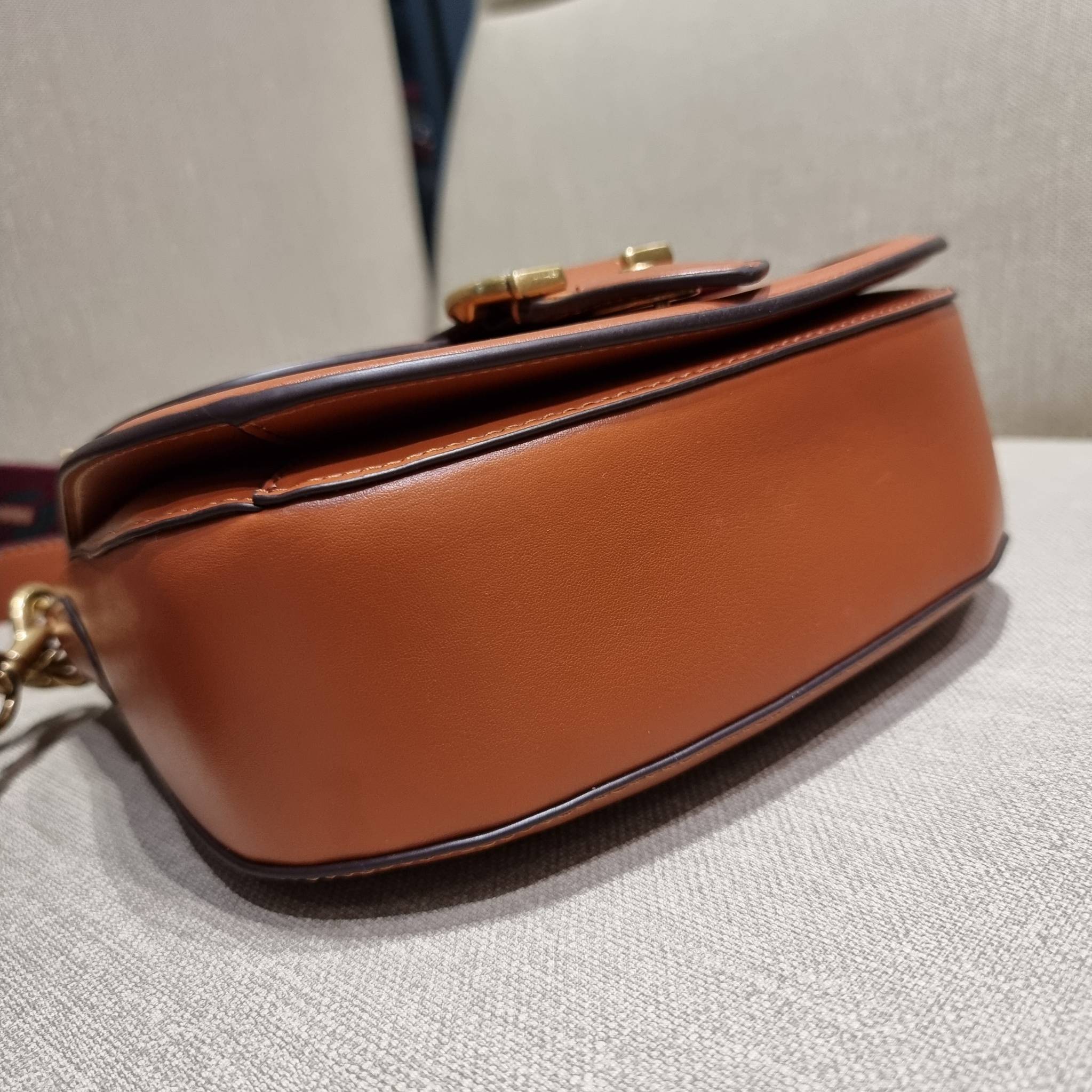 COACH C0749 BEAT SADDLE BAG The best item! ที่สาวๆรอคอย! ฮอตไฟลุก! สีหายาก ละมุนคุณหนู คอลเลคชั่นใหม่ ดีไซน์หรูหรา พิเศษมากๆมาพร้อมสายสะพาย 2 เส้น ใช้คู่กันหรือแยกสะพายก็สวยครบสูตร กระเป๋าสะพายทรง saddle คลาสสิค วัสดุหนัง glove-tanned ทนทาน เปิด-ปิดด้วยกร