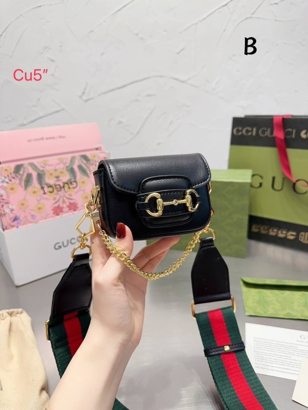 GUCCI Horsebit 1955 strap wallet พร้อมส่ง! กระเป๋าไซส์มินิน่ารัก มี 5 สีให้เลือก สายสะพายถอดได้ เลื่อนปรับระดับได้ เป็นอีกรุ่นที่น่าใช้มากๆ สินค้าแนะนำ