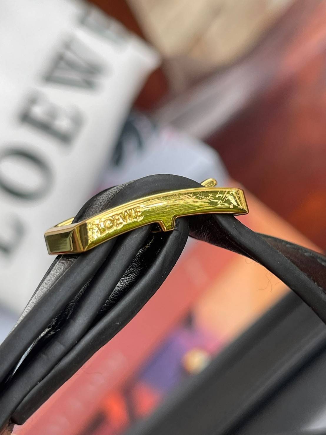 Medium : LOEWE Goya anagram leather shoulder bag กระเป๋าทรง GOYA รูปทรงกล่องอันคลาสสิกที่มาพร้อมรายละเอียดอันน่าค้นหา พร้อมด้วยโครงสร้างที่เปี่ยมไปด้วยสเน่ห์น่าค้นหา มีช่องใส่ของขนาดกว้างและเป็นทรงทำให้การจัดการสิ่งของต่างๆ ของสาวๆ นั้นง่ายดายมากยิ่งขึ้น 