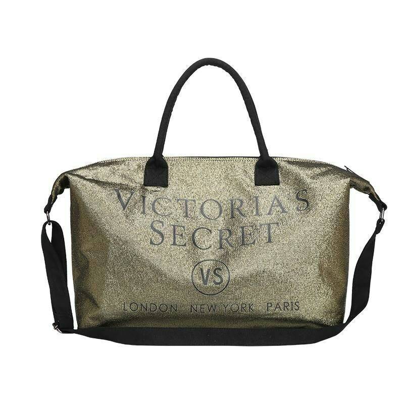 VICTORIA'S SECRET CANVAS GLITTER LARGE RUNWAY TRAVEL BAG 2017 กระเป๋าทรง Travel ใบใหญ่วัสดุ CANVAS GLITTER ด้านหน้าประดับโลโก้แบรนด์ glitter วิ๊งทั้งใบ เปิดปิดด้วยซิป ภายในกว้างจุสุดๆ ใส่เสื้อผ้าได้หลายชุด ไม่ว่าจะถือขึ้นเครื่อง, ไปต่างจังหวัด หรือไป