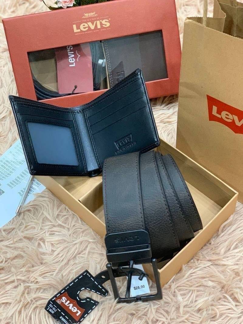 Levi’s Belt and Wallet Gift Set เซทสุดคุ้มทั้งกระเป๋าสตางค์พับสองตอนและเข็มขัดวัสดุหนังคุณภาพดี กระเป๋าสตางค์ปั้มโลโก้ด้านหน้าภายในมีช่องใส่ธนบัตรแยกเป็นสัดส่วนวัสดุคุณภาพดีตามแบบฉบับของแบรนด์เข็มขัดใช้ได้ในทุกโอกาส จัดเซทมาใน Gift Set หรือจะมอบเป็นของขวั