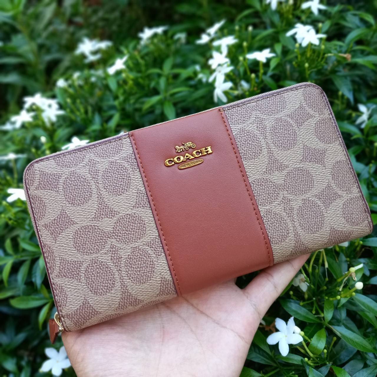 มาเท่าไหรก็ไม่เคยพอจริงๆ มีความต้องการกันถึงขีดสุด❣️😘>>COACH ACCORDION ZIP WALLET IN COLORBLOCK SIGNATURE CANVAS (COACH 31546)🍁กระเป๋าสตางค์ใบยาว ซิปรอบ //วัสดุหนังแคนวาสสลับหนังแท้ ดีไซน์สวย โดดเด่นลงตัวเป็นที่สุด ด้านในมีช่อ