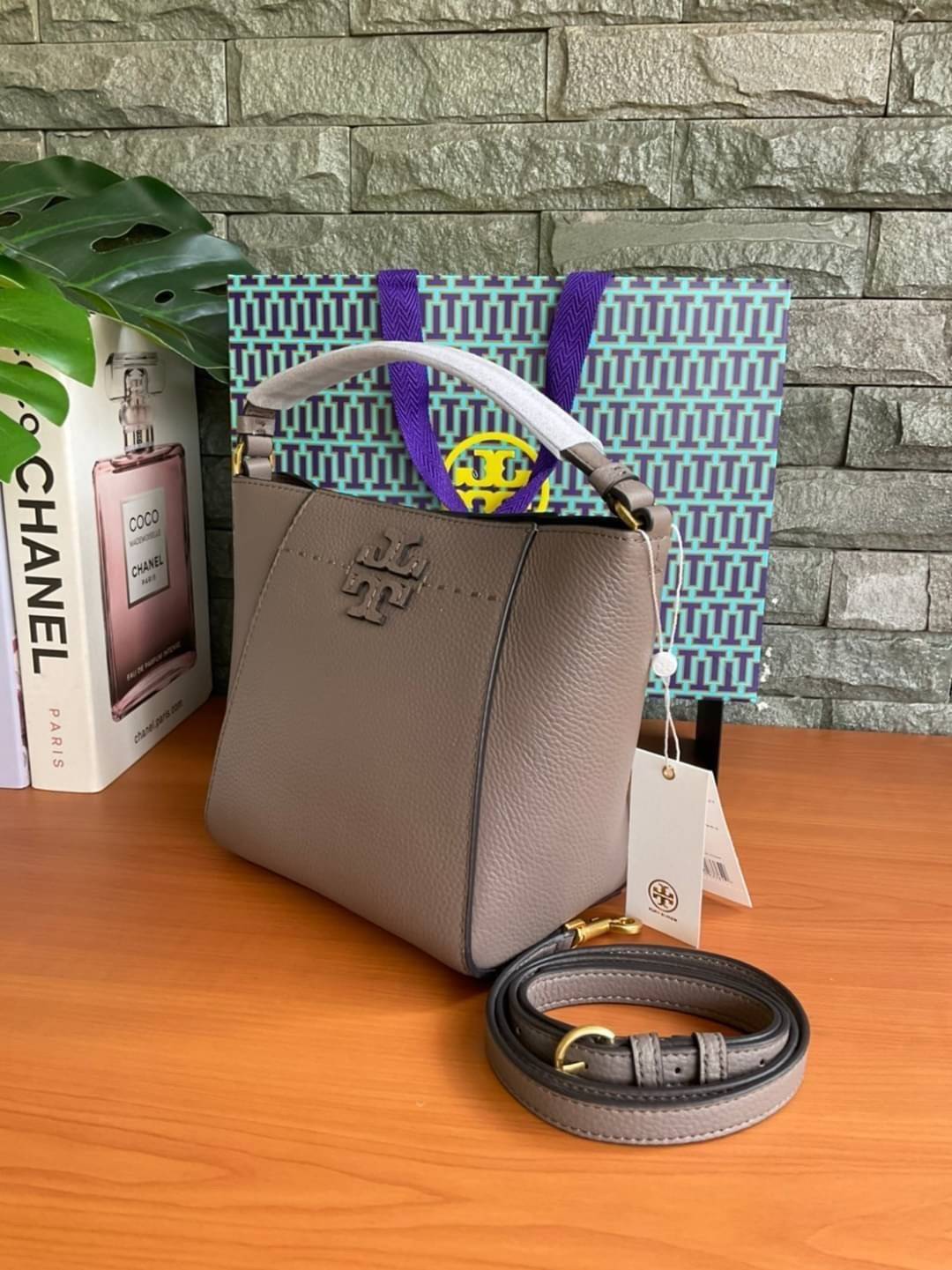 คอลเลคชั่นขายดี มากี่รอบๆ ก็หมดไวทุกรอบ!! TORY BURCH MCGRAW MINI BUCKET BAG กระเป๋าสะพาย และ ถือ คล้องแขน ทรงถัง สะพายได้ 2 ทรง ผลิตจากหนังแท้ หนังลูกวัว หนังนุ่ม หนังหอม น้ำหนักเบามากกก!! หนังลื่น นิ่มสวยมากๆ!! ด้านหน้าประดับโลโก้แบรนด์ ภายในโล่งกว้าง มี