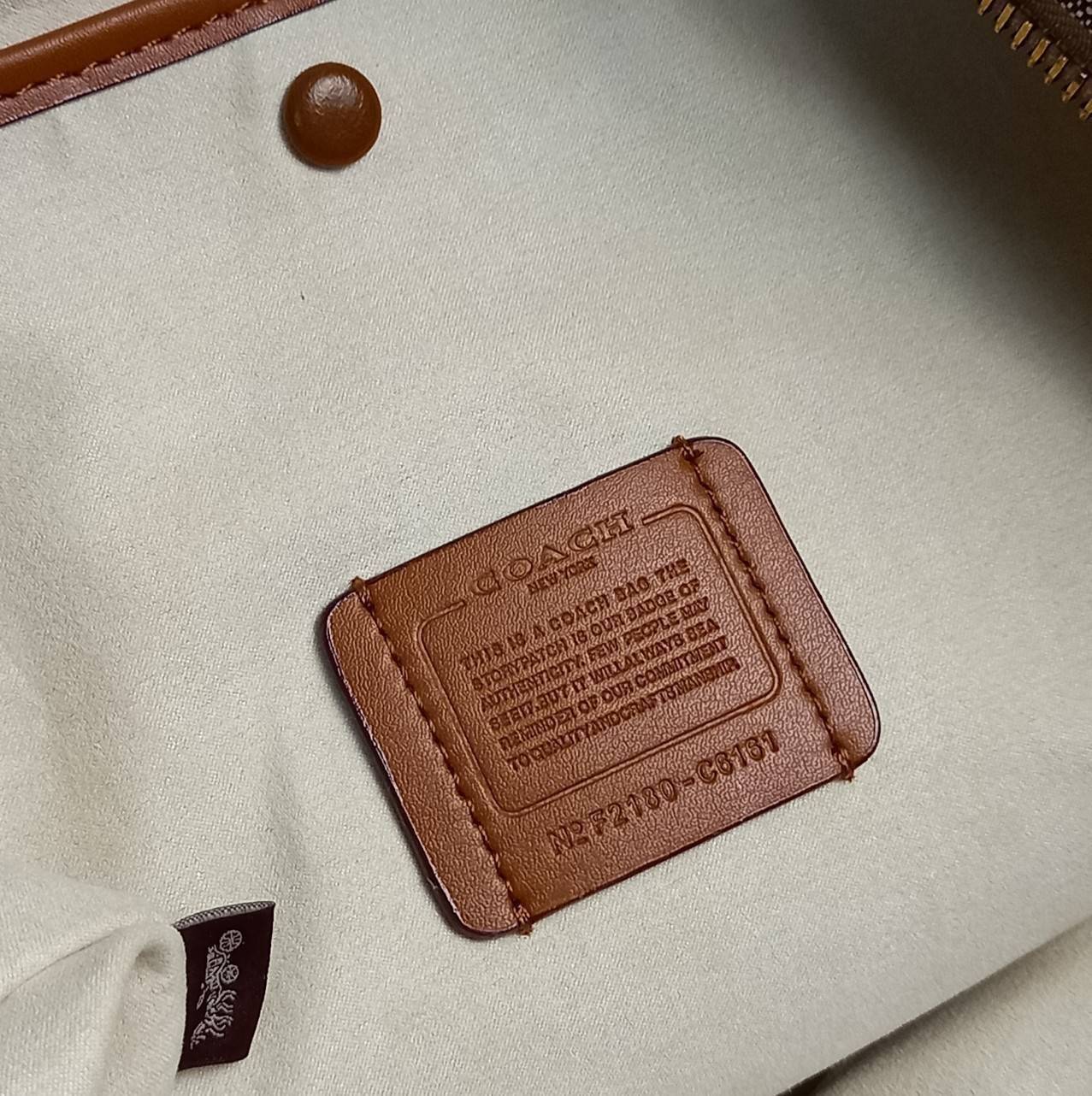 คอลเลคชั่นนี้ เด็ดมากๆ🌺😎//>>COACH ROGUE TOTE IN SIGNATURE TEXTILE JACQUARD(COACH C6161)🍁กระเป๋าทรงTOTE ใบใหญ่ จุของได้สะใจสุดๆ จะถือ หรือสะพายได้ตามดีไซน์การใช้งาน มีสายสะพายยาวให้ 2 เส้น แบบสะพายคู่//วัสดุ JACQUARD ตัดขอบหน้